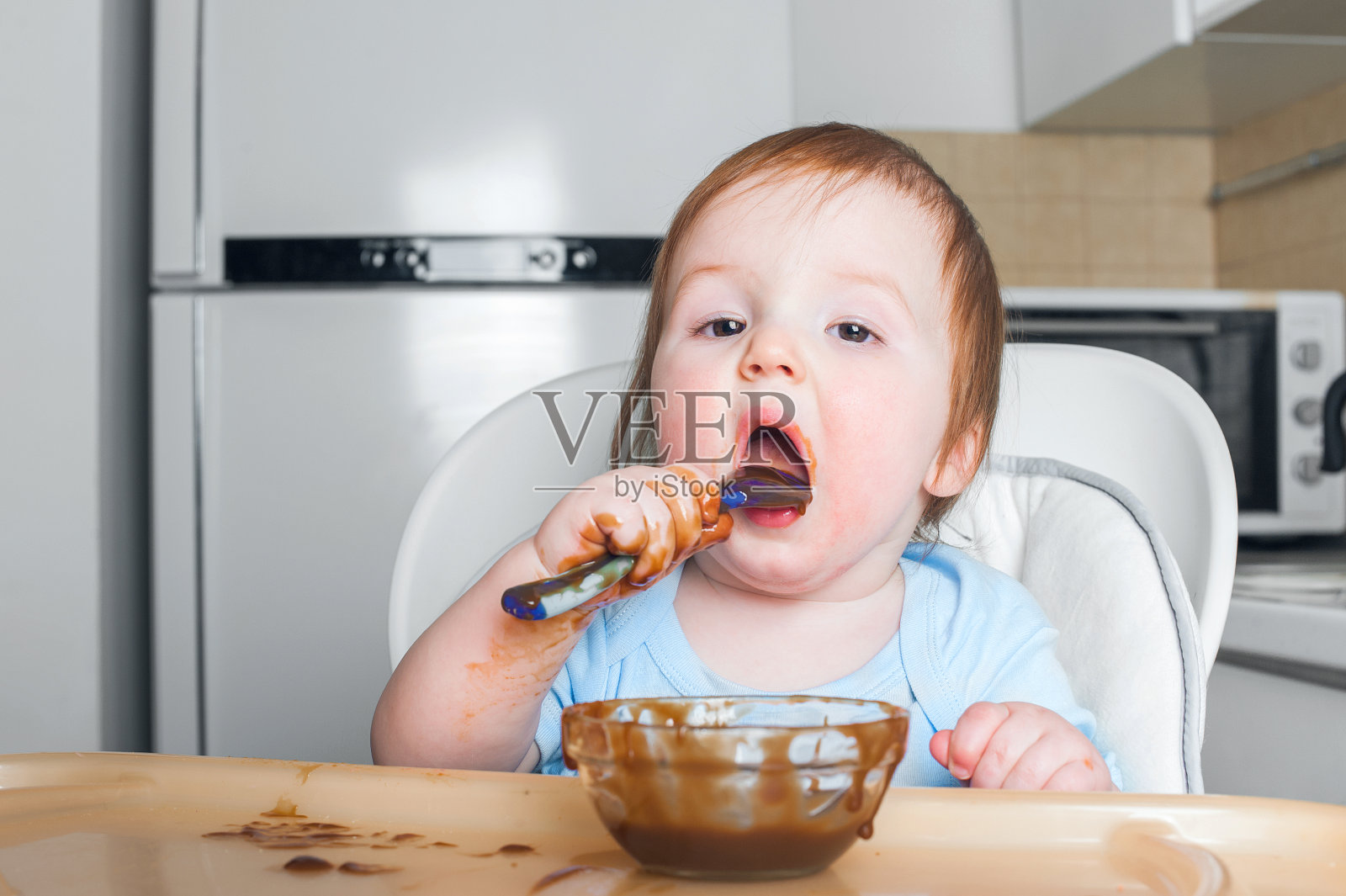 婴儿在高脚椅上覆盖着水果，蔬菜泥特写。互补性喂养trehead幼儿概念。照片摄影图片