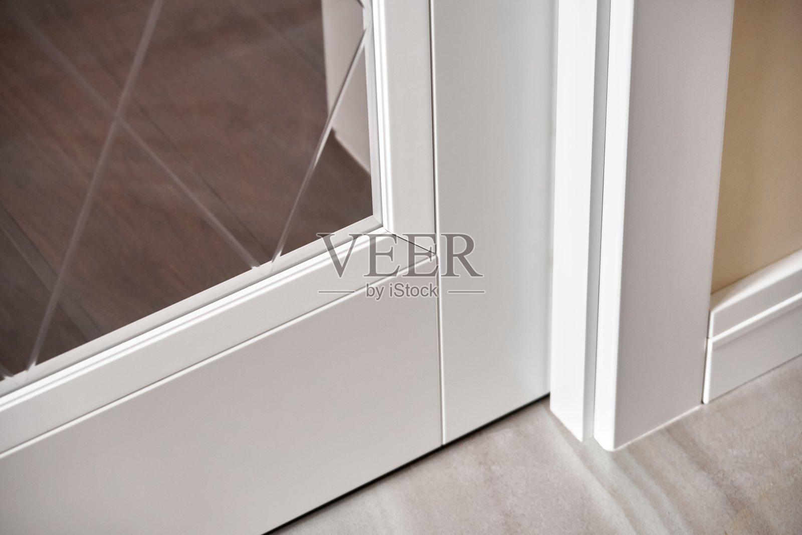 公寓中带有菱形图案的时尚玻璃门照片摄影图片