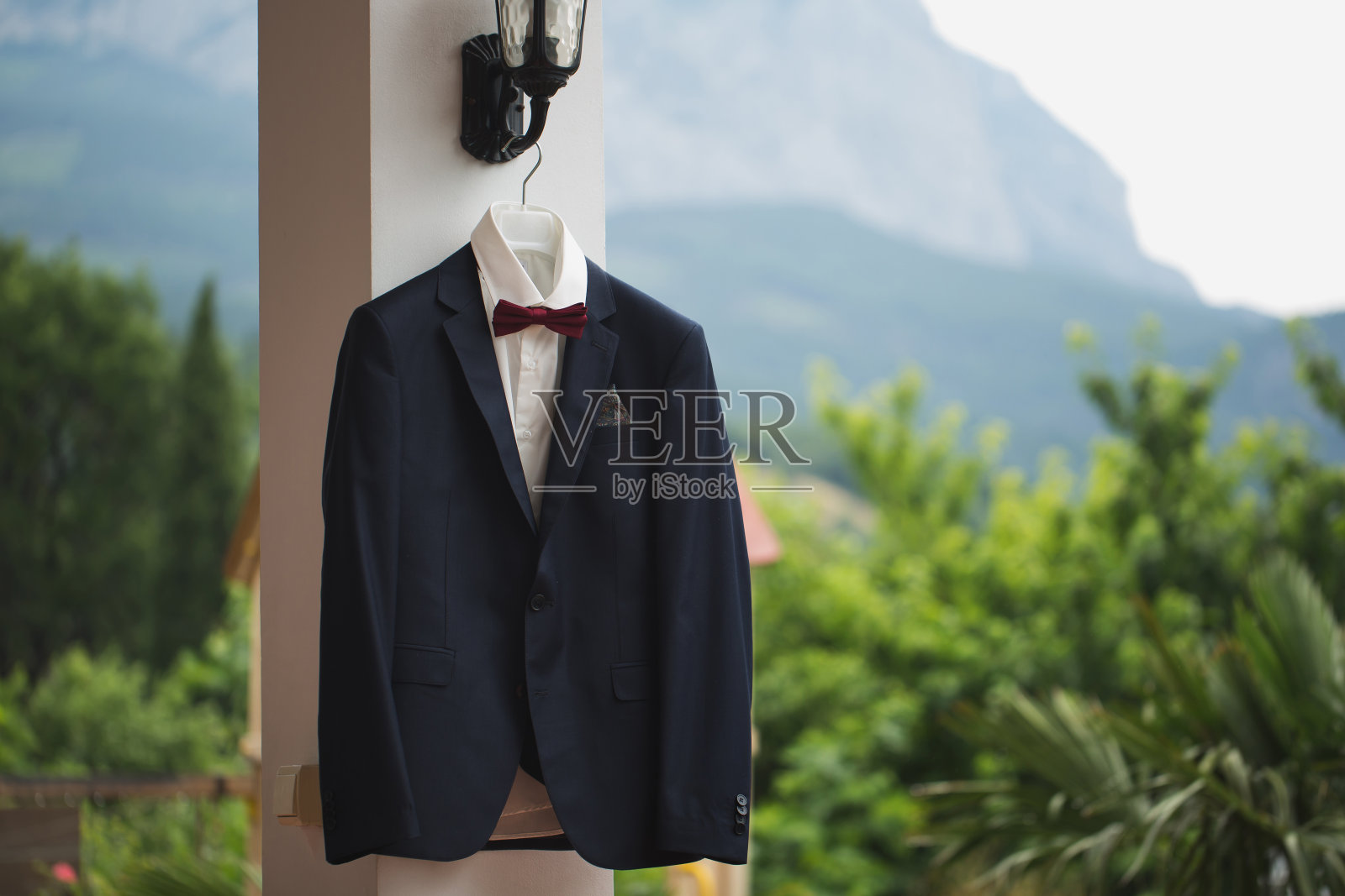 新郎西装外套挂在衣架山的背景照片摄影图片