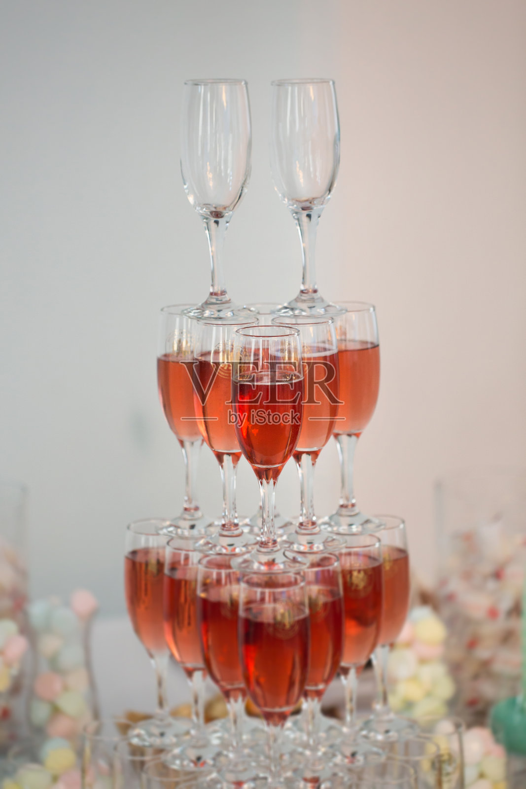 在婚礼上放上带有樱桃的香槟。冰冷的。照片摄影图片