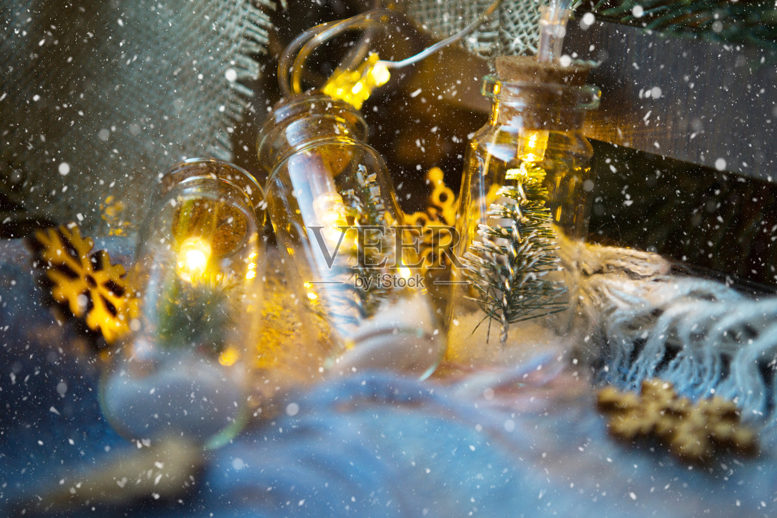 童话灯在一个罐子与圣诞树和雪特写在一个温暖舒适的格子与木制装饰。圣诞节和新年，节日的装饰，舒适的家里，准备庆祝，美好的心情照片摄影图片