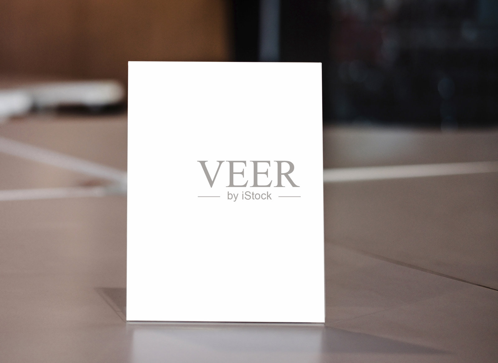 模拟亚克力框架海报图案模板形式的背景，空白菜单框架在桌子上的咖啡店或餐馆的立场，为您的文本显示您的产品照片摄影图片