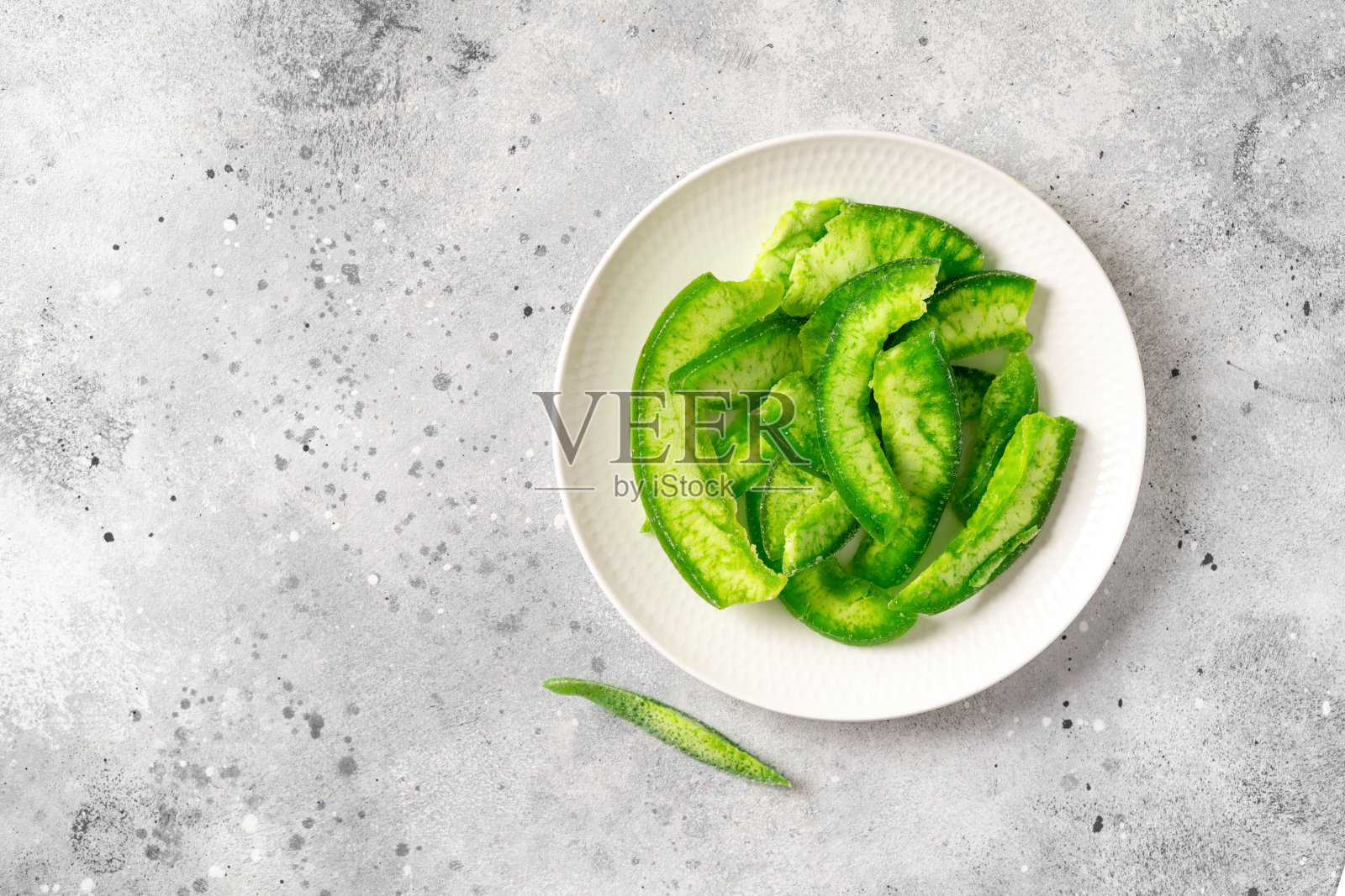 干柚子片在一个白色碗浅灰色的背景。一种健康的柑橘类水果点心，用于减肥和健康饮食。前视图。Copyspace照片摄影图片