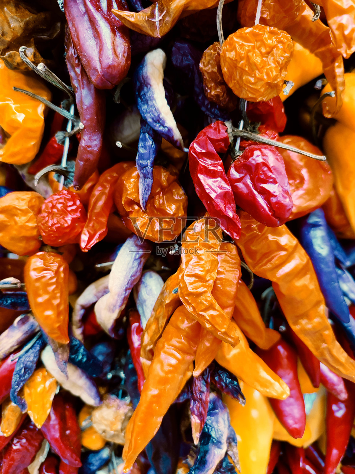 干微小的红色和紫色的辣椒背景照片摄影图片