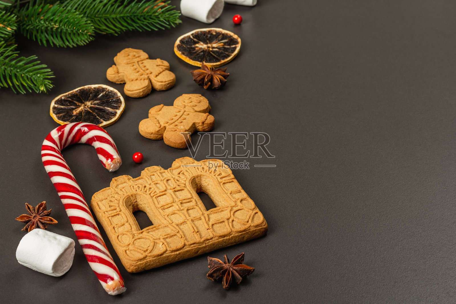 圣诞姜饼屋饼干饼干。传统节日新年装饰照片摄影图片