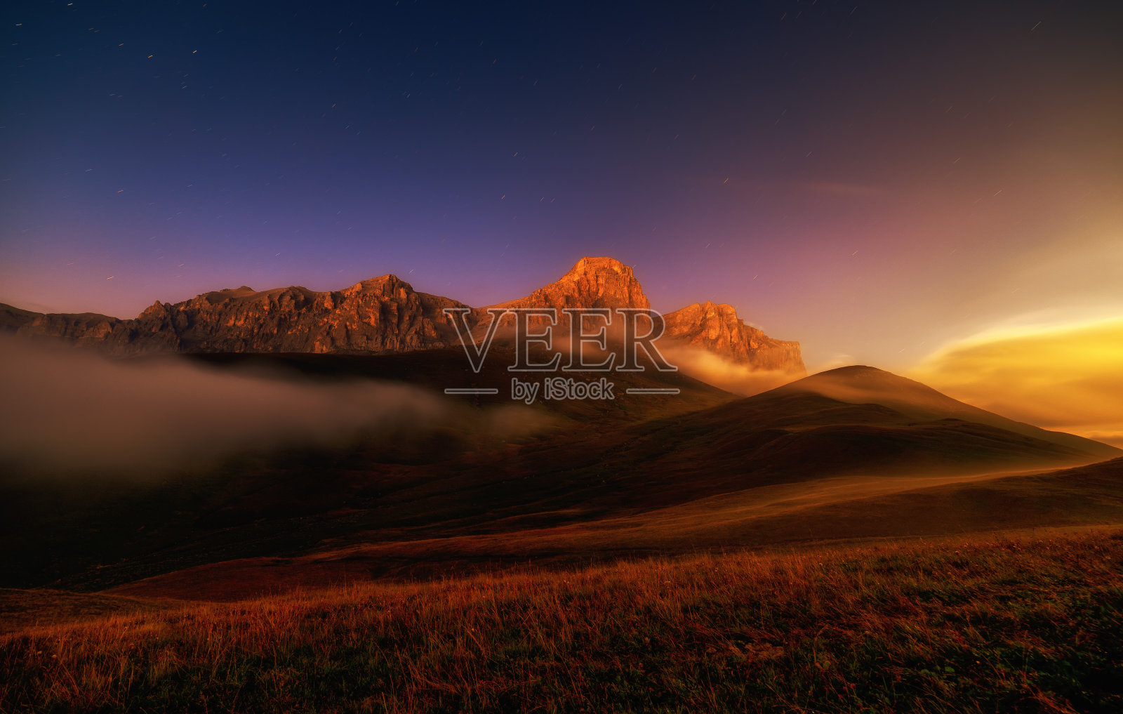 日落的雾和月光在Chegem山。长时间的曝光。高加索山脉，2020年8月。照片摄影图片