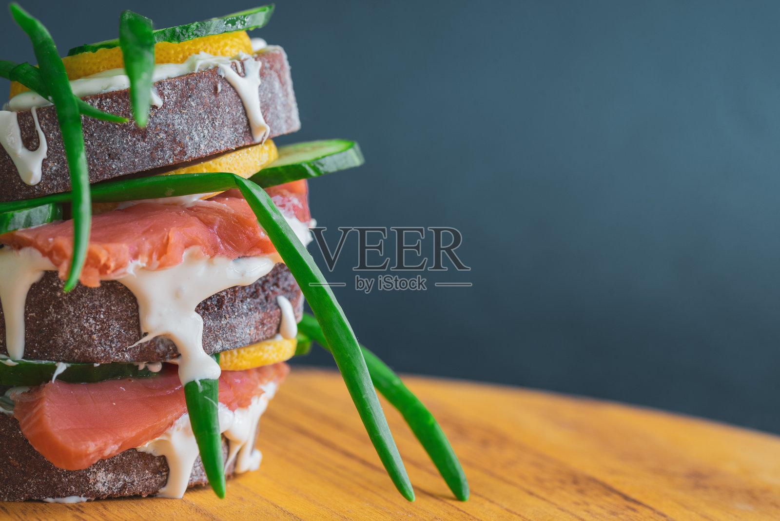 木架上放着红鱼和香草的三明治照片摄影图片