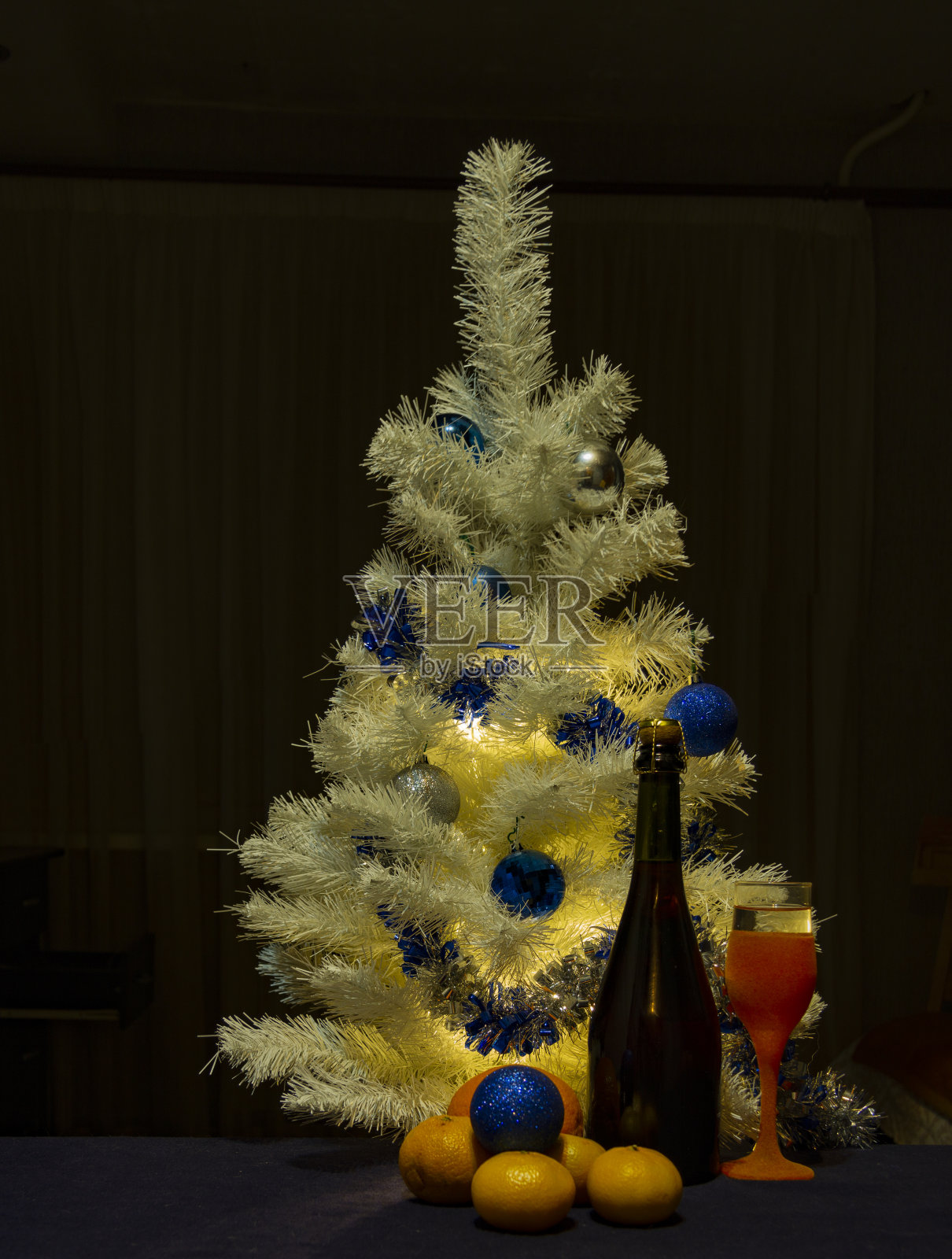 新年的成分。圣诞树上有气球和礼物照片摄影图片