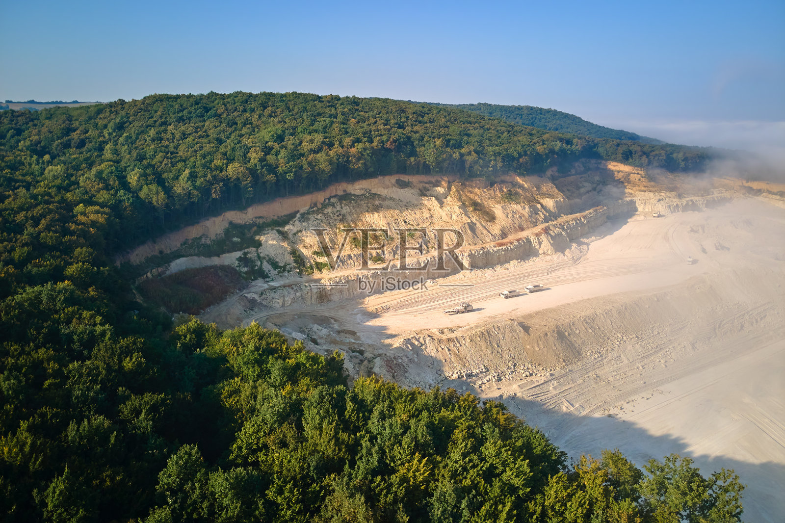 石灰石采矿场航拍：挖掘机和自卸卡车照片摄影图片