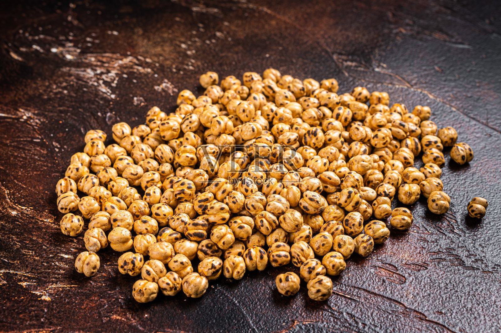 姜黄炒鹰嘴豆，烤辣鹰嘴豆或印度干酪或胆汁。黑暗的背景。俯视图照片摄影图片