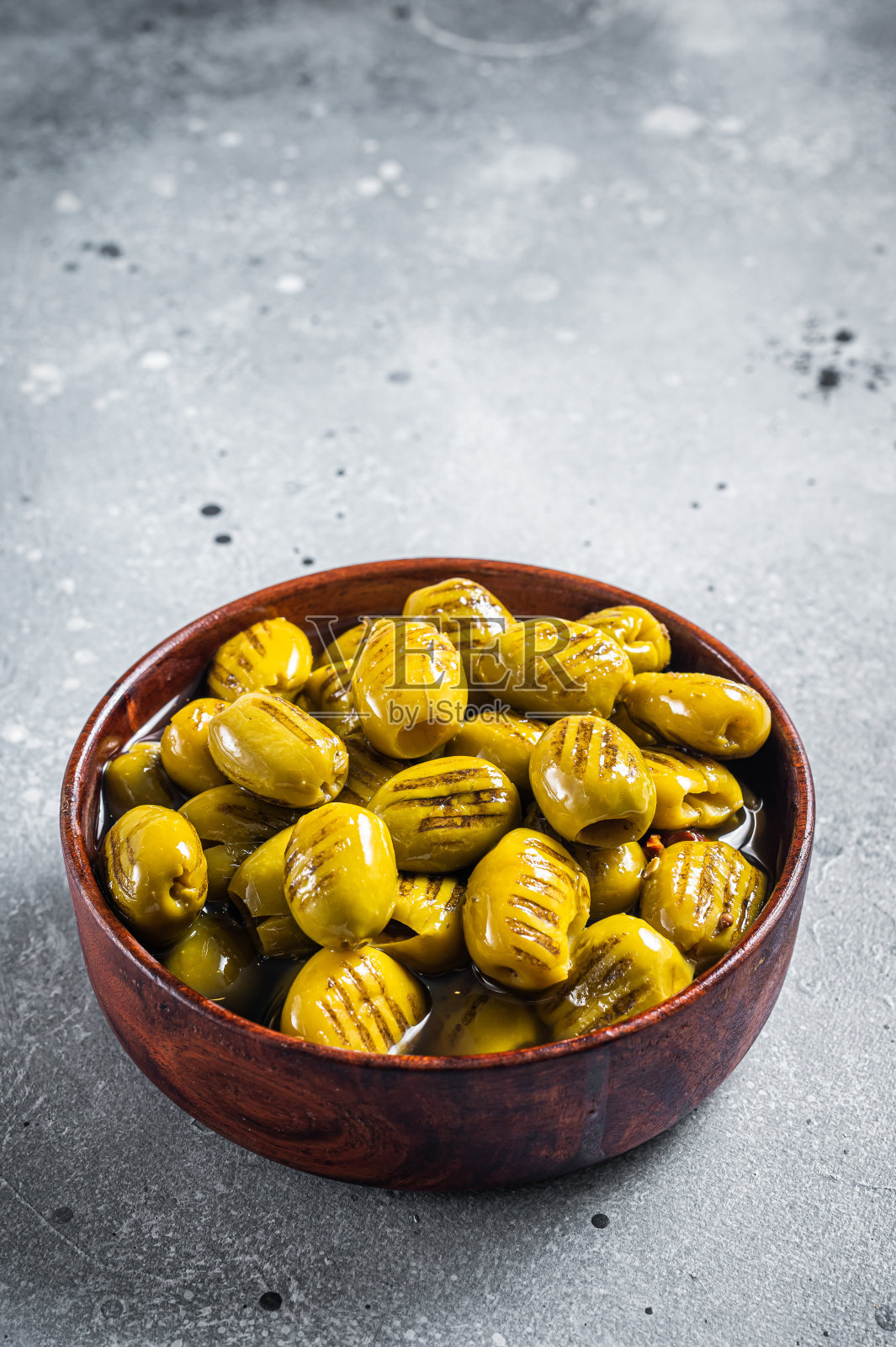 烤绿色有机橄榄。灰色的背景。俯视图照片摄影图片