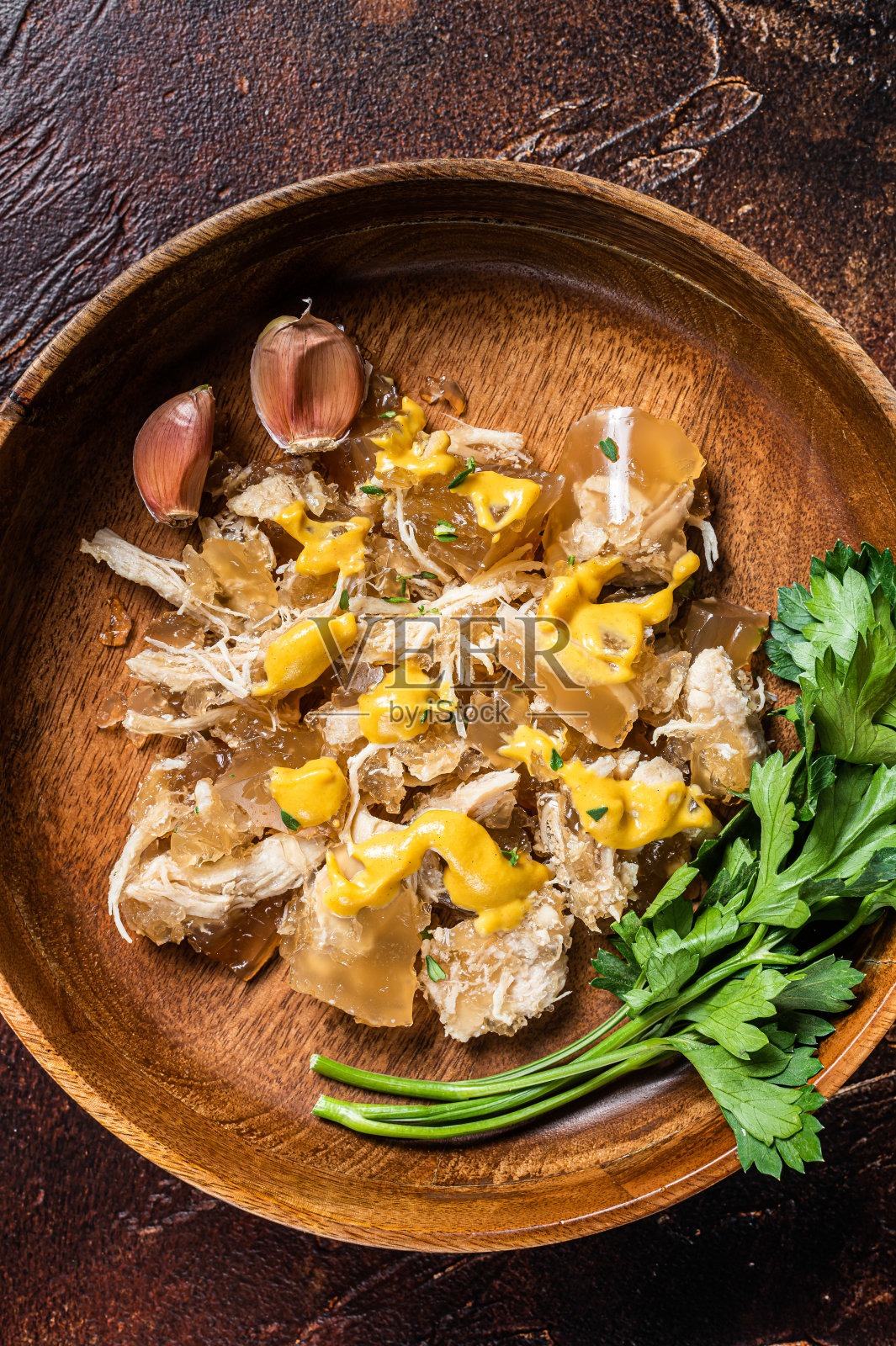 肉冻鸡肉配芥菜盘。黑暗的背景。俯视图照片摄影图片