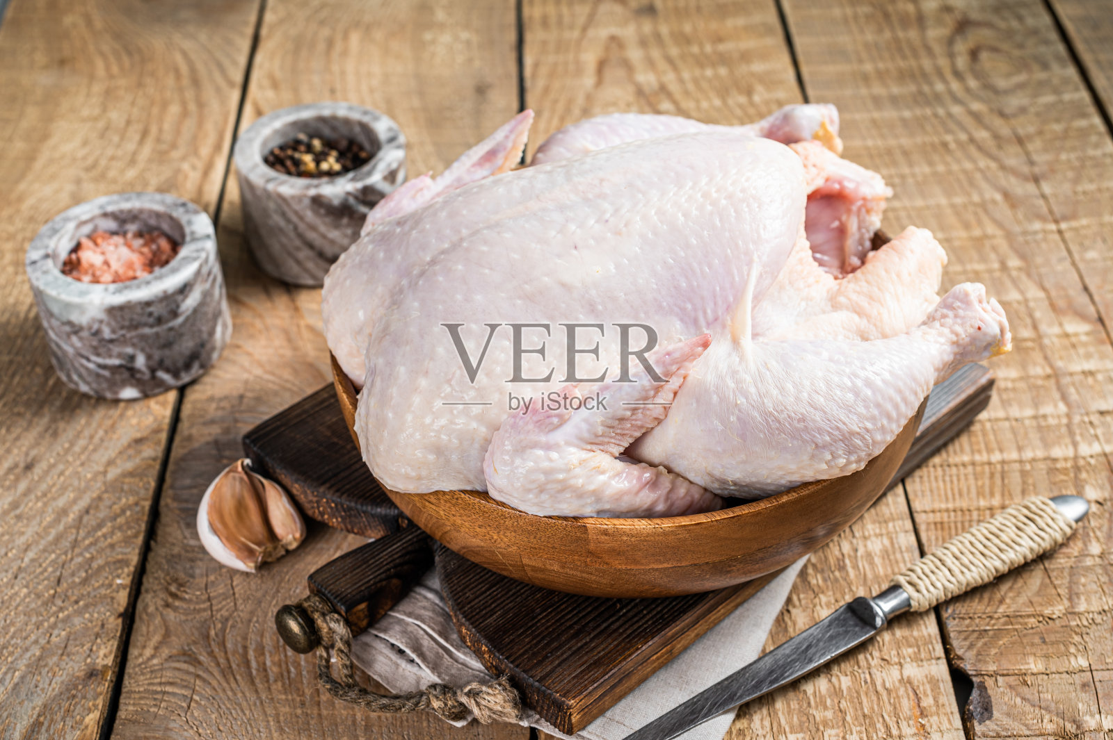 有机鸡肉，在木盘子里的生家禽。木制背景。俯视图照片摄影图片