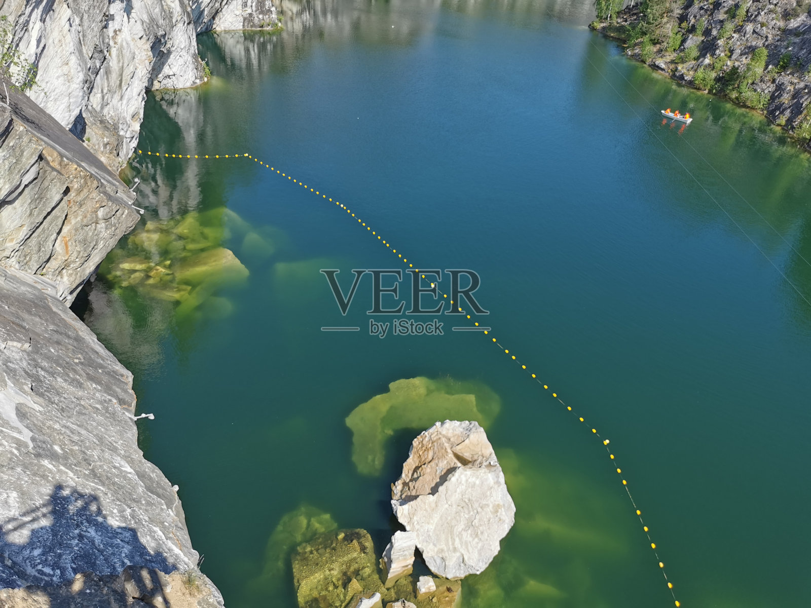 罗斯基亚拉山公园大理石峡谷绿松石般的水里的悬崖、岩洞和小船的俯视图。照片摄影图片