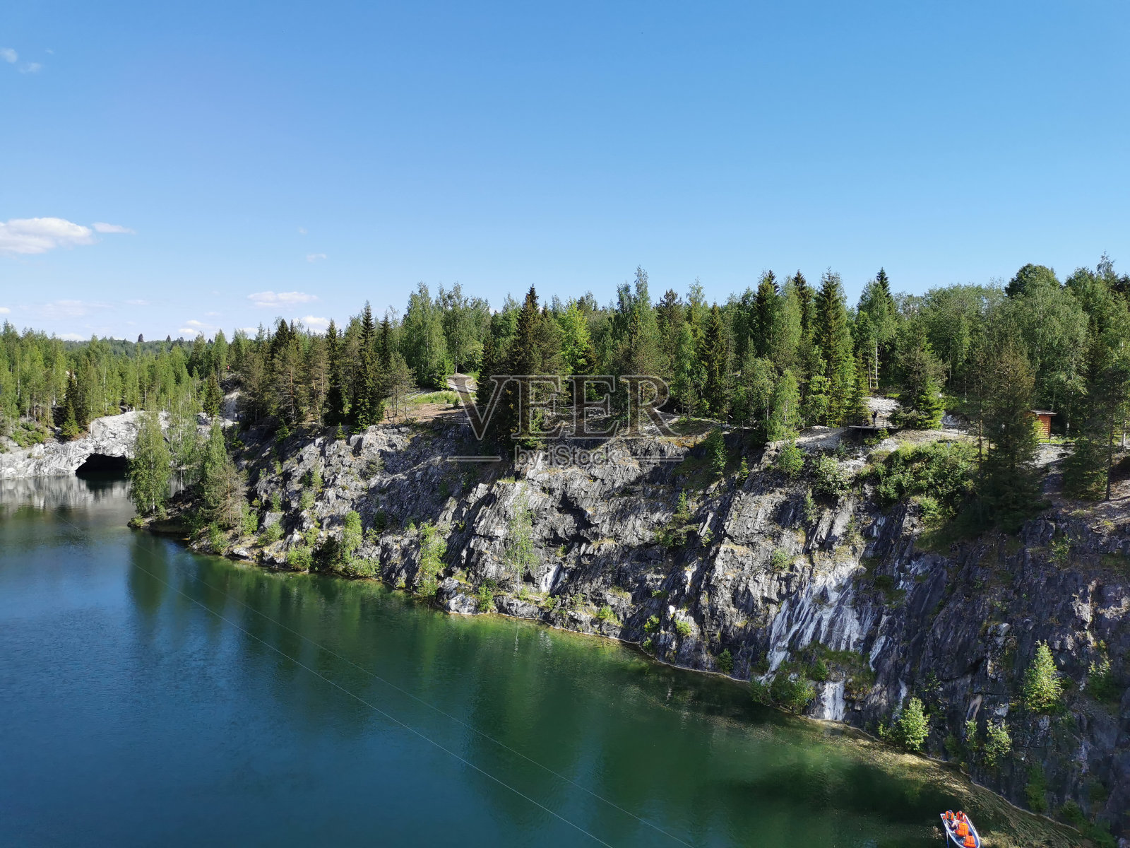 夏日，罗斯基亚拉山公园大理石峡谷绿松石般的海水中，悬崖、岩洞和小船的俯视图。照片摄影图片