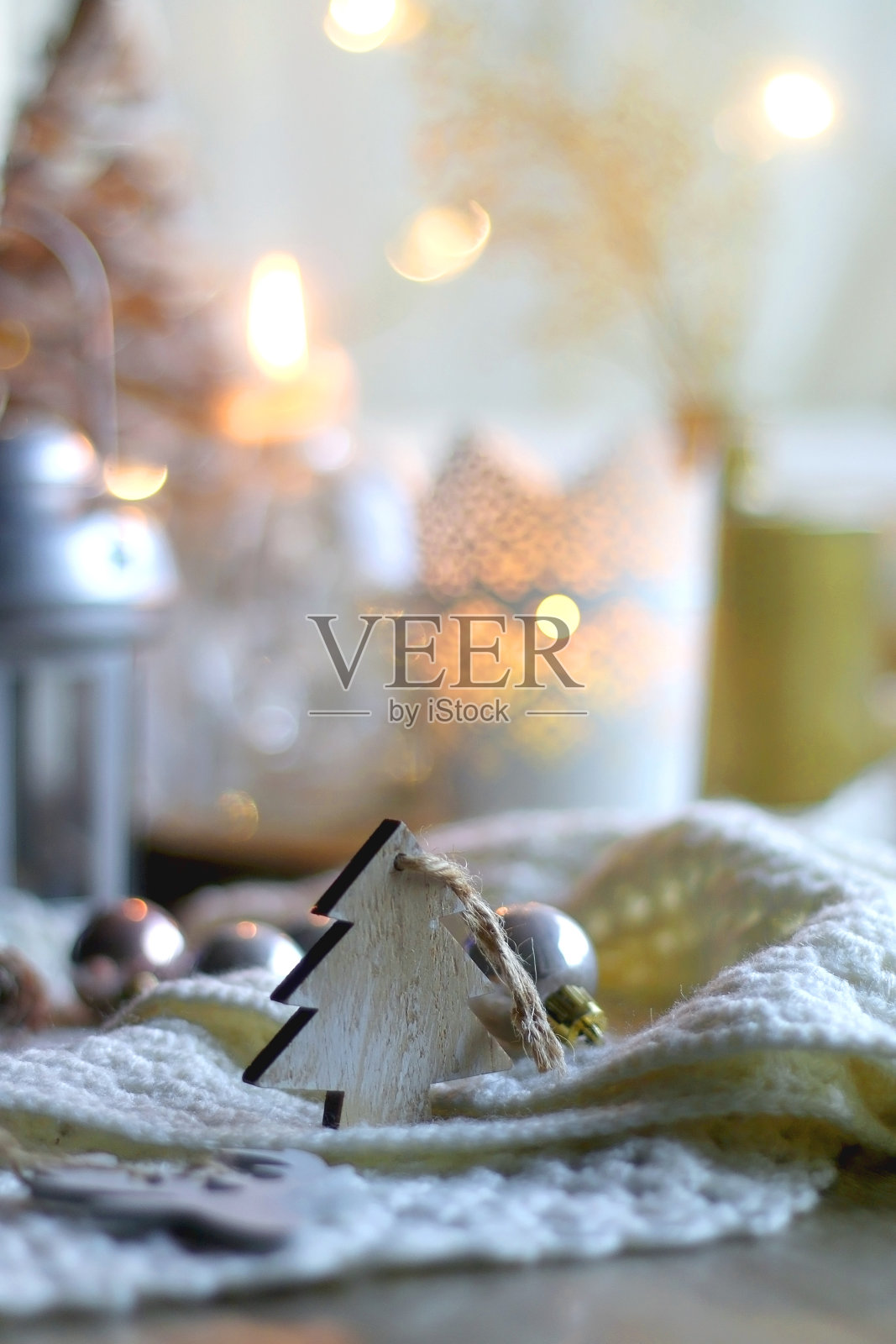 圣诞装饰，毯子和蜡烛照片摄影图片