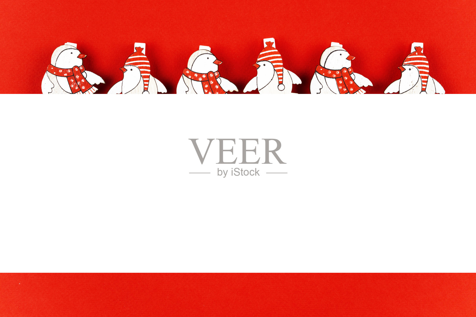 圣诞节，2022年新年，红色时尚平面构图与鸟类。冬季鸟类。Top view明信片，祝贺，横幅。副本的空间。最小化，文本空间插画图片素材