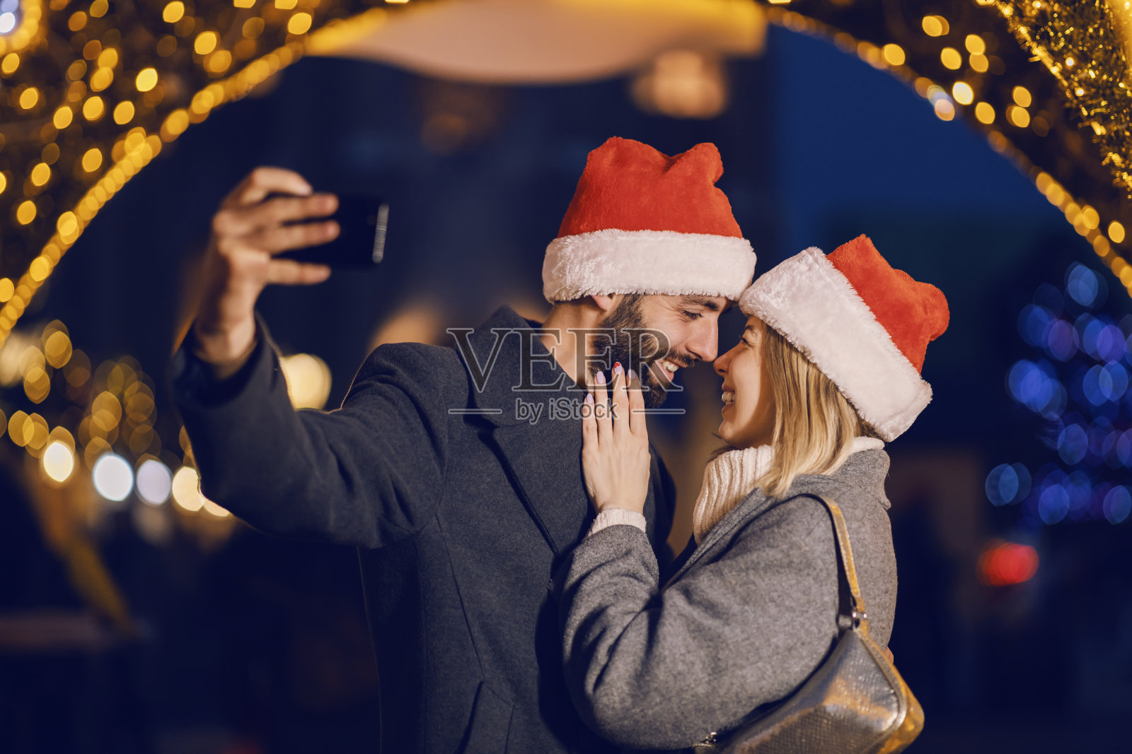 圣诞节情侣户外自拍庆祝照片摄影图片