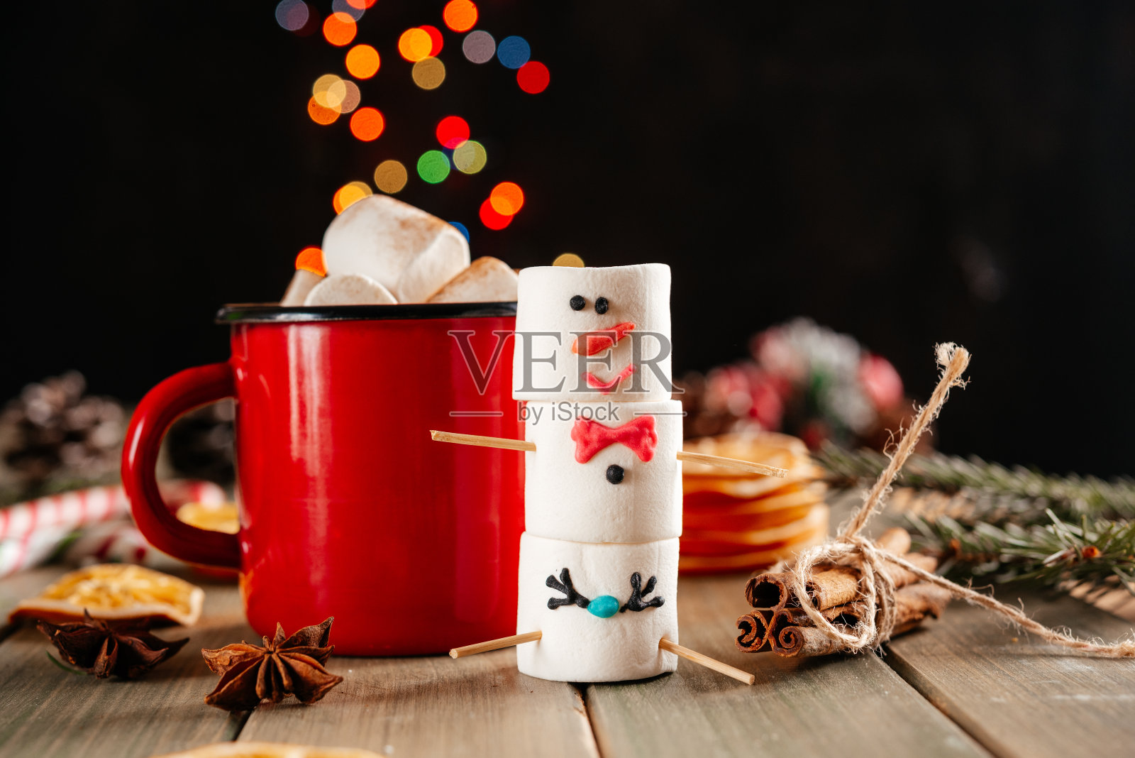 红色搪瓷杯热巧克力与棉花糖雪人的圣诞背景照片摄影图片