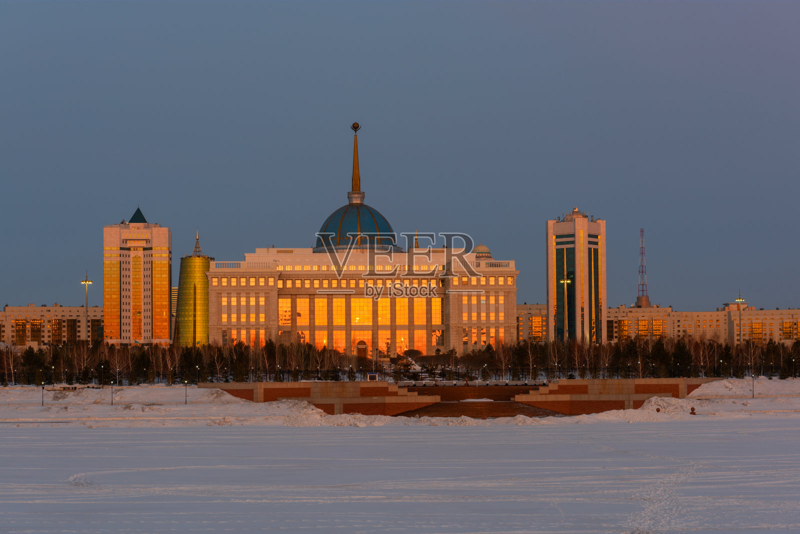 一个初冬的早晨，哈萨克斯坦首都努尔苏丹市的总统官邸和行政大楼照片摄影图片