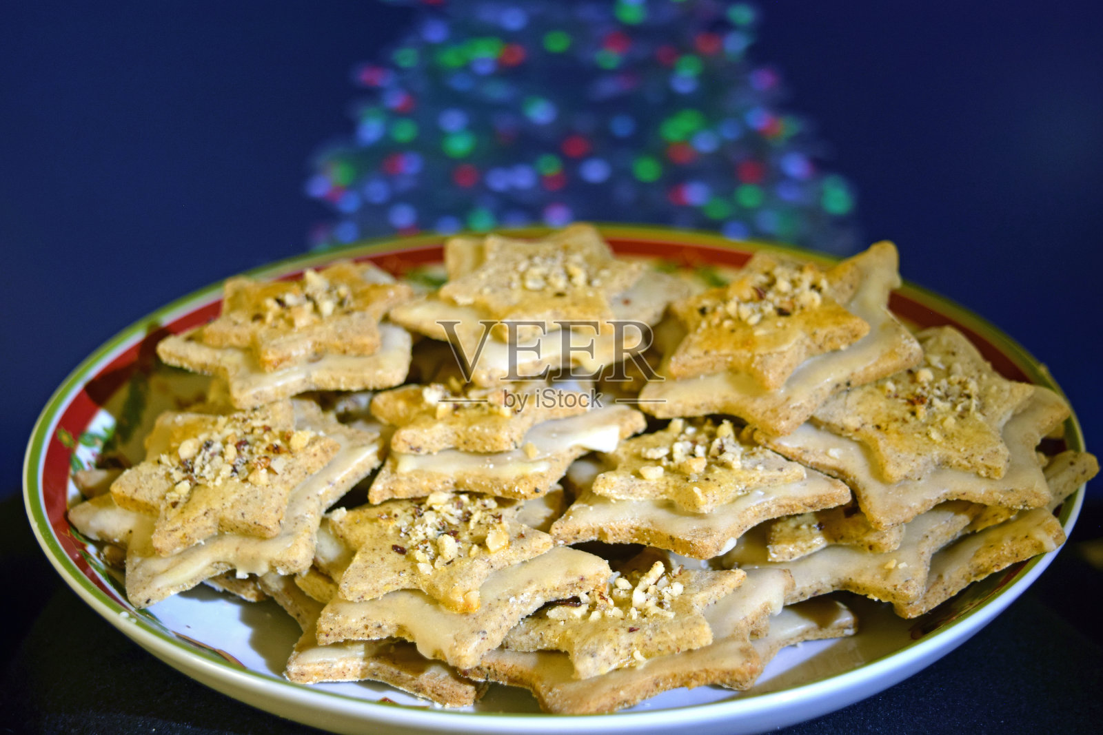 自制新鲜烘焙的圣诞星饼干与核桃和糖柠檬顶部。照片摄影图片