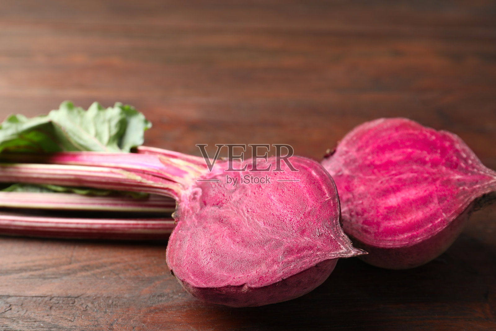 木桌上半截生甜菜，特写照片摄影图片