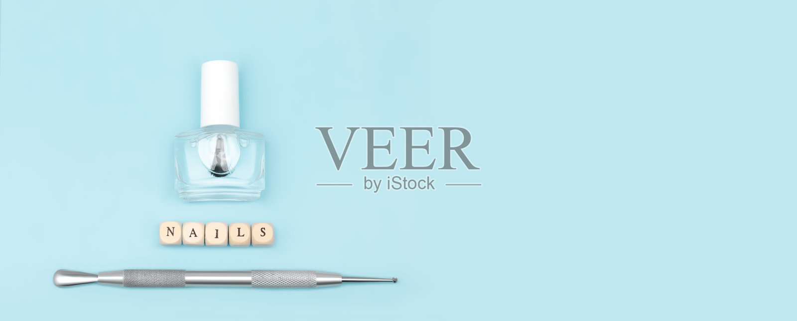 俯视图的美甲设备集。女性指甲护理设备。美甲和足疗设备在蓝色背景。副本的空间。照片摄影图片