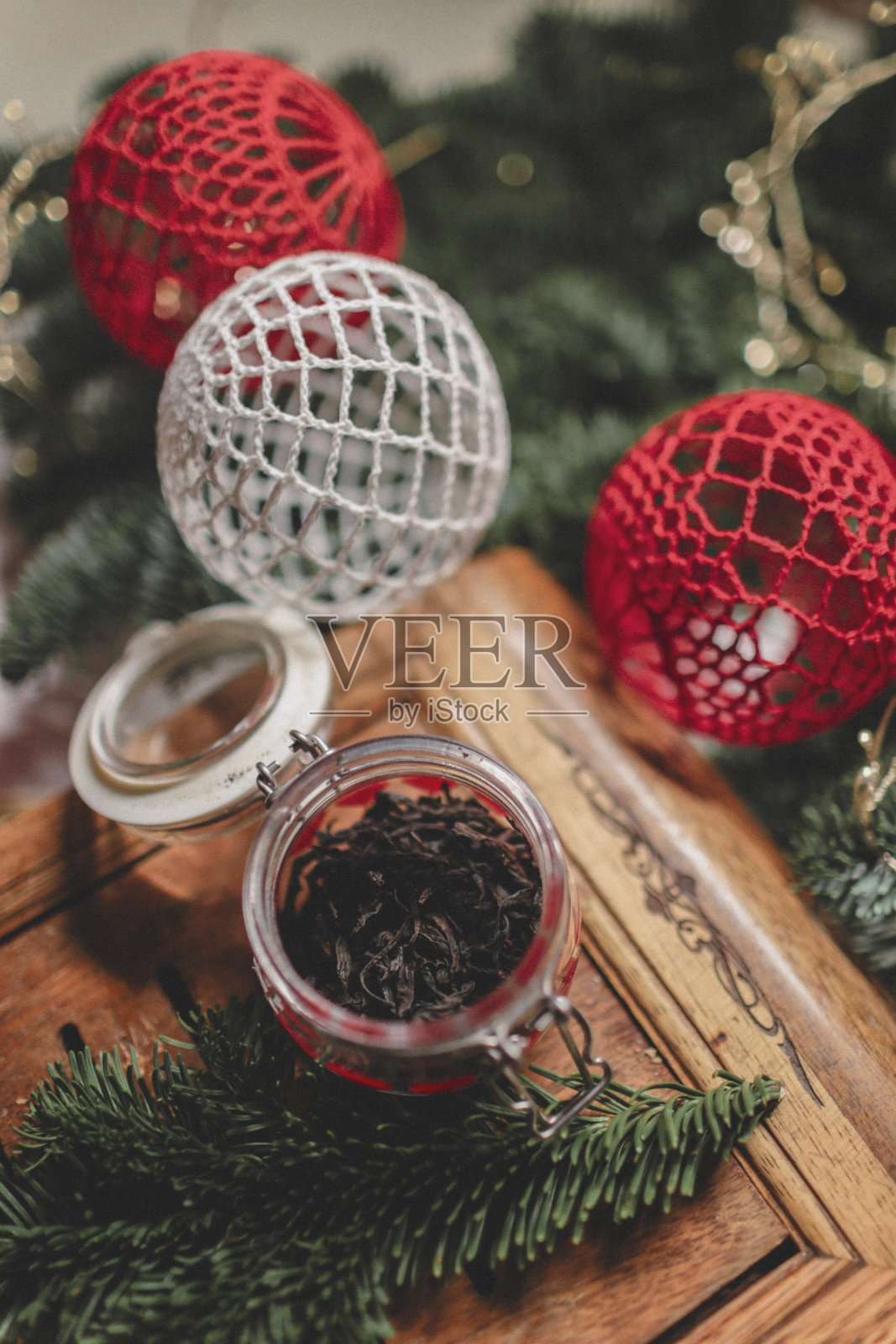 新年的照片，茶几上的中国茶和球与编结风格的冷杉枝照片摄影图片