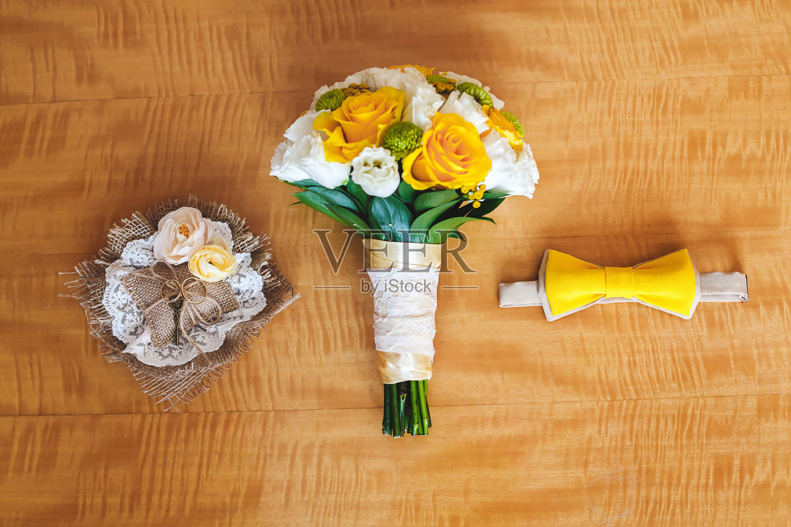 美丽的婚礼五彩缤纷的新娘花束。美丽的彩色花朵。特写一束小花。新娘配件。女孩的女性装饰。婚姻和已婚夫妇的细节照片摄影图片