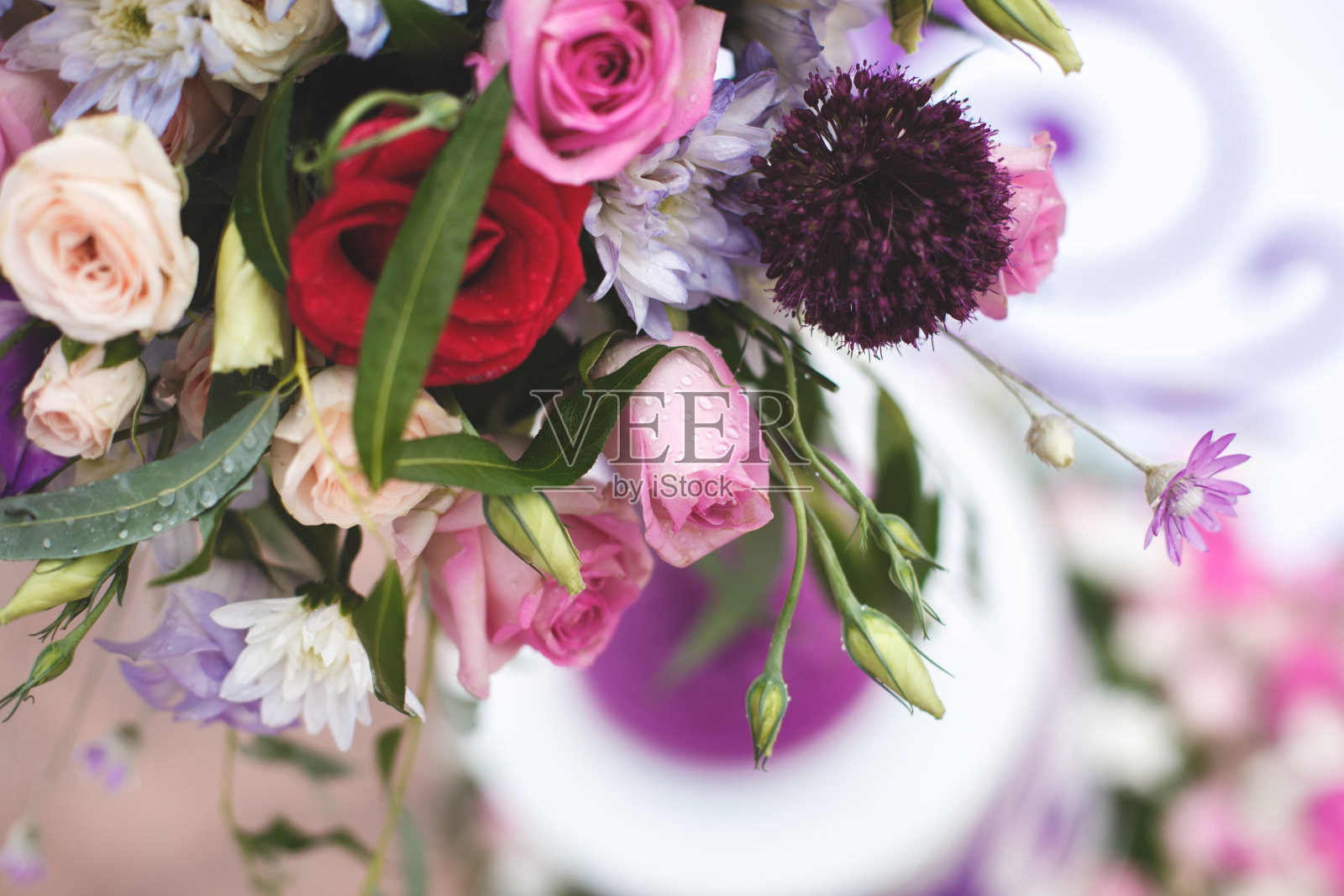 美丽的婚礼五彩缤纷的新娘花束。美丽的彩色花朵。特写一束小花。新娘配件。女孩的女性装饰。婚姻和已婚夫妇的细节照片摄影图片