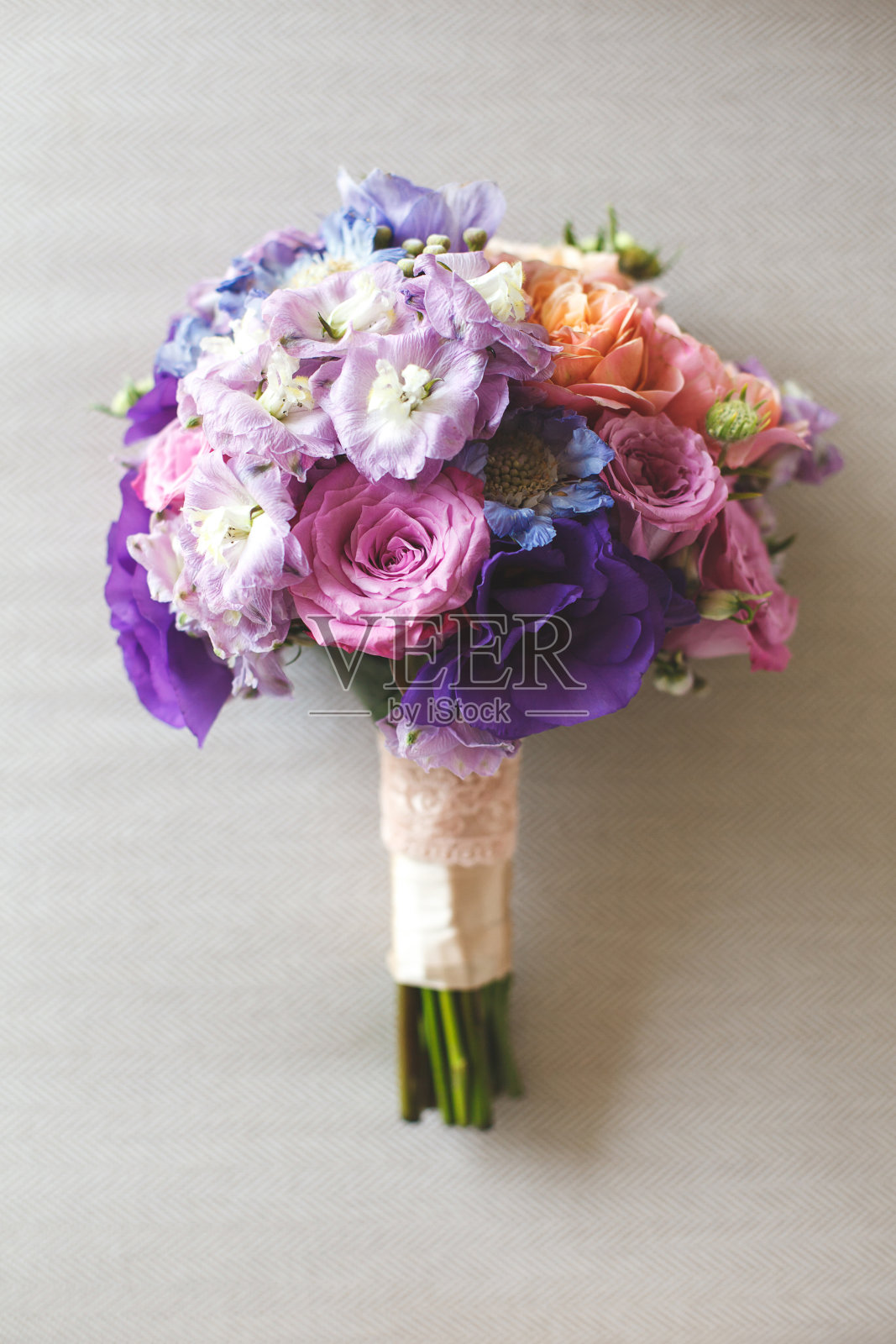 美丽的婚礼五彩缤纷的新娘花束。美丽的彩色花朵。特写一束小花。新娘配件。女孩的女性装饰。婚姻和已婚夫妇的细节照片摄影图片