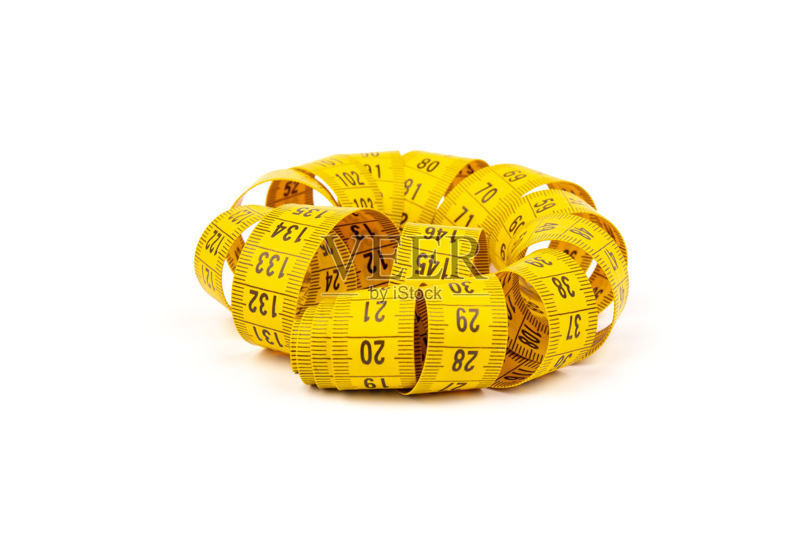 黄色螺旋卷尺，隔离在白色背景上。照片摄影图片
