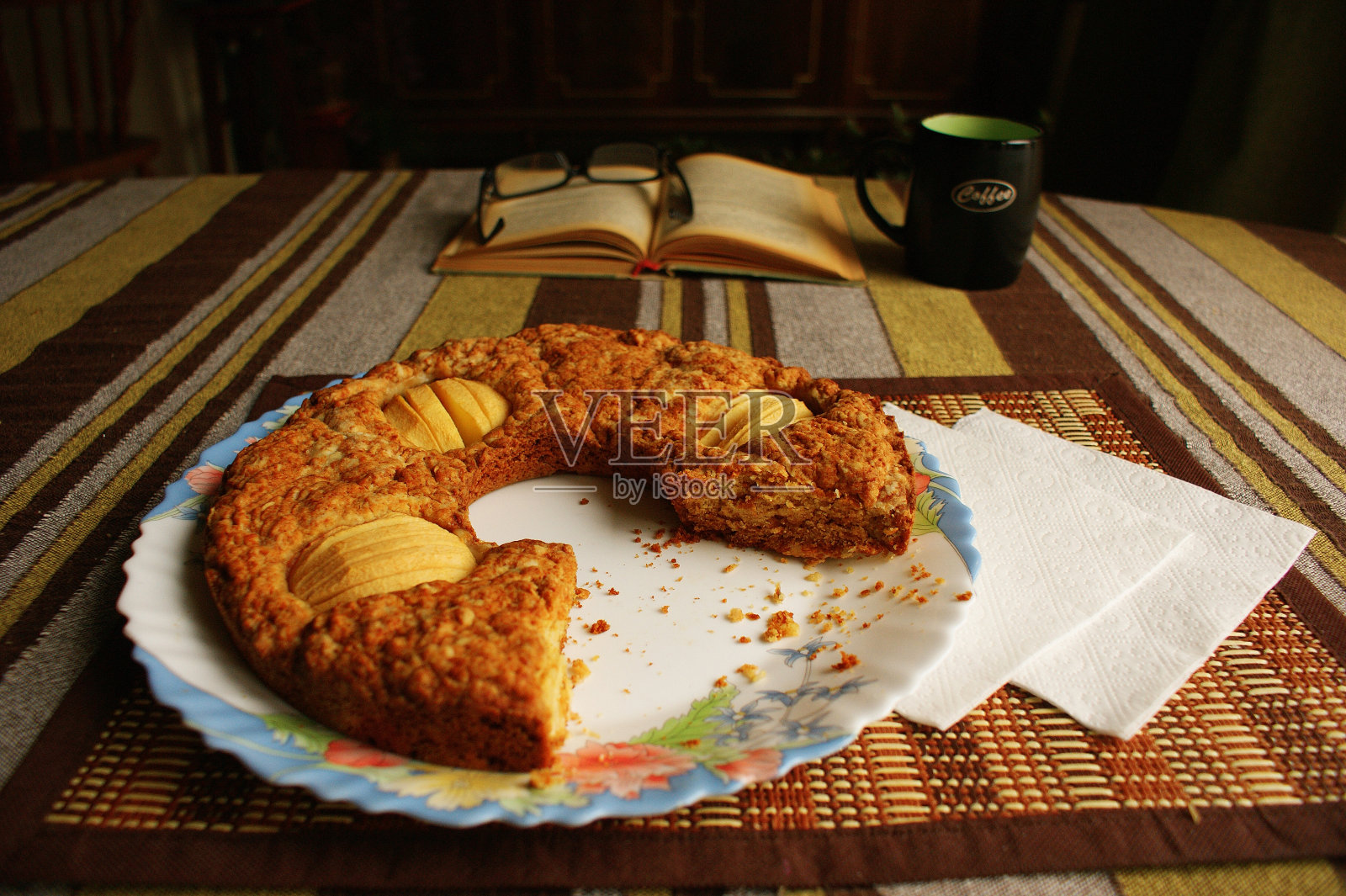 自制的苹果蛋糕。苹果蛋糕放在一本打开的书的背景上照片摄影图片