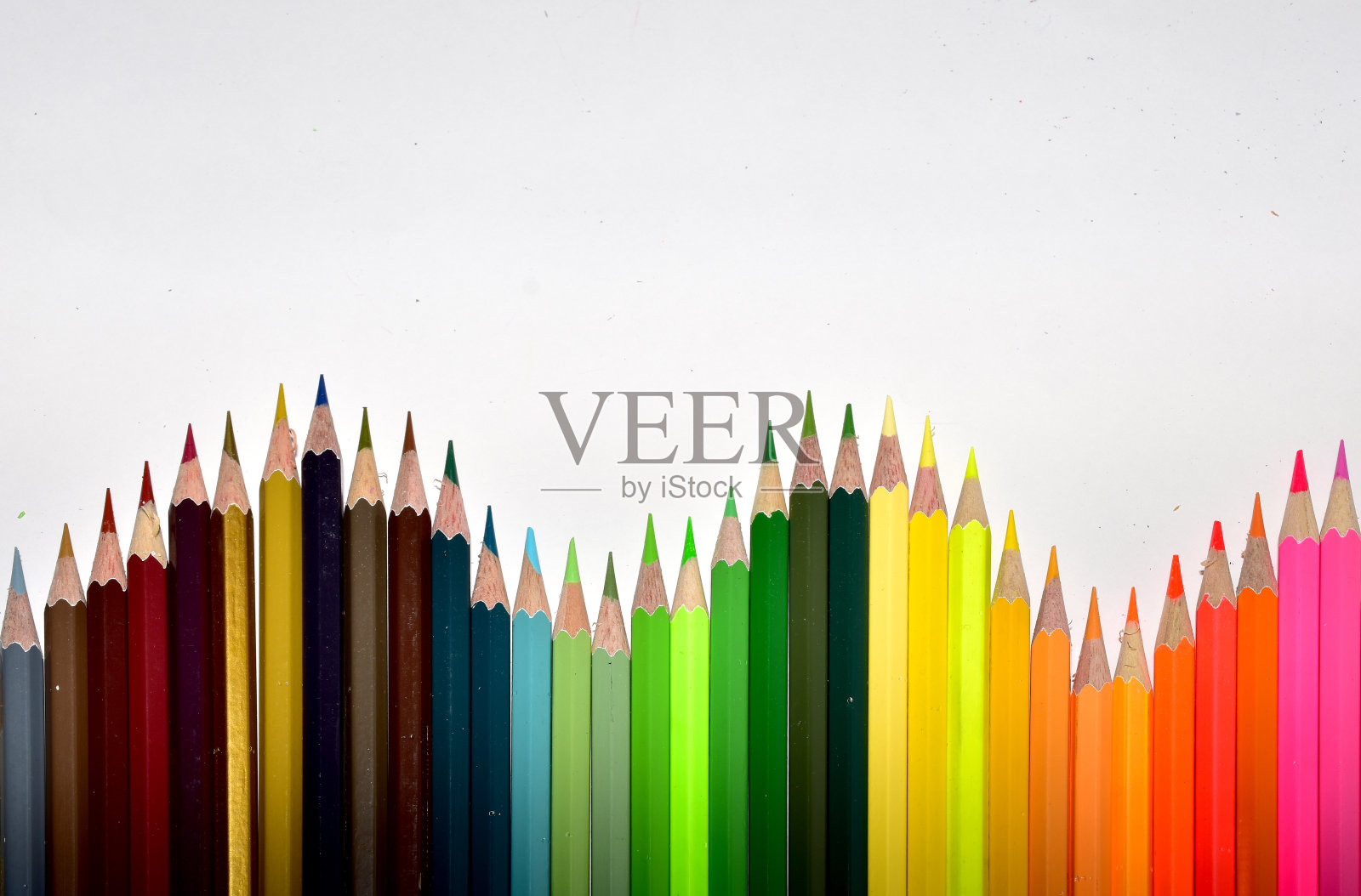 彩色的卷笔刀铅笔。许多彩色铅笔孤立在白色背景的微距镜头。有选择性的重点。照片摄影图片