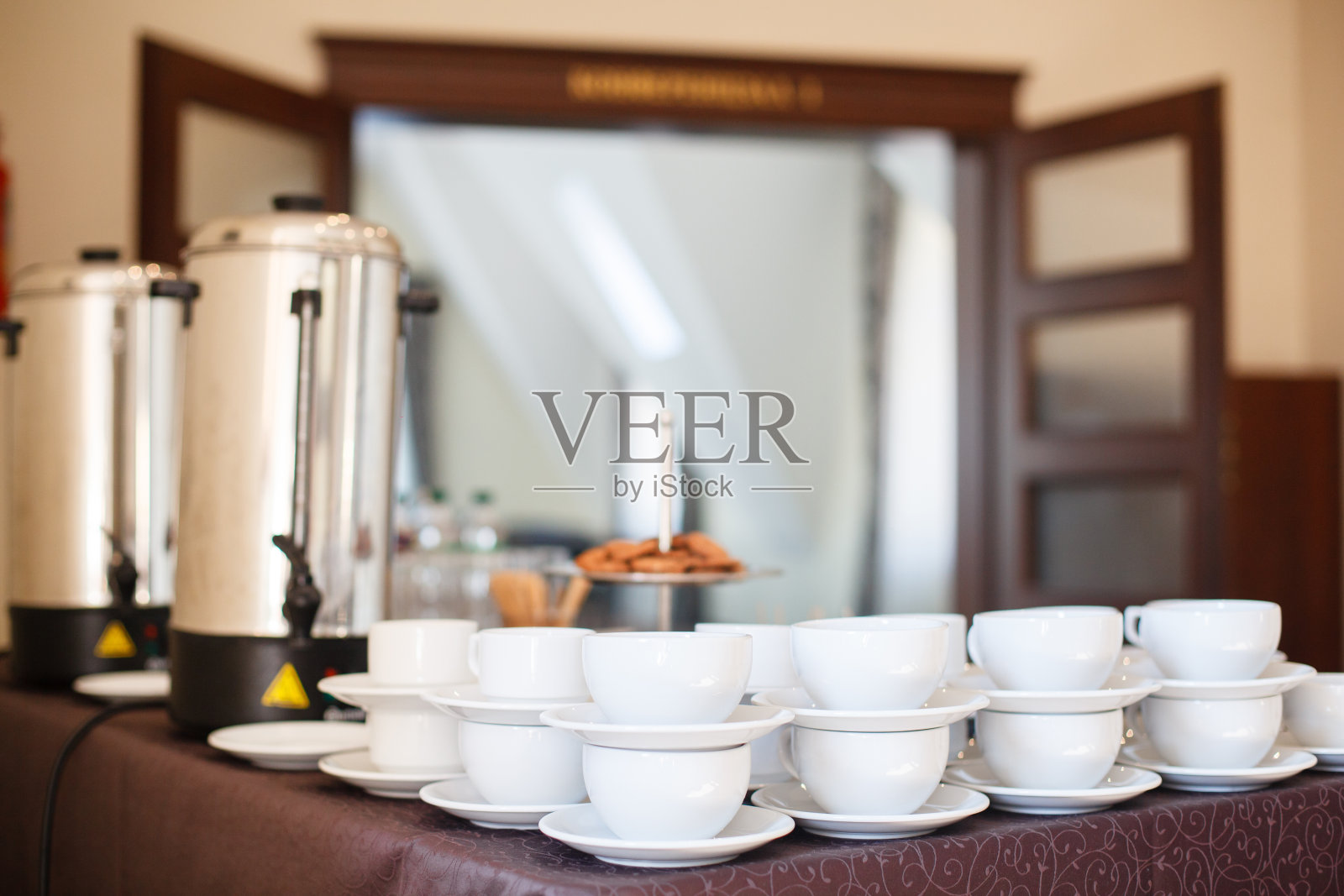 休息时间喝咖啡，喝白色杯子照片摄影图片