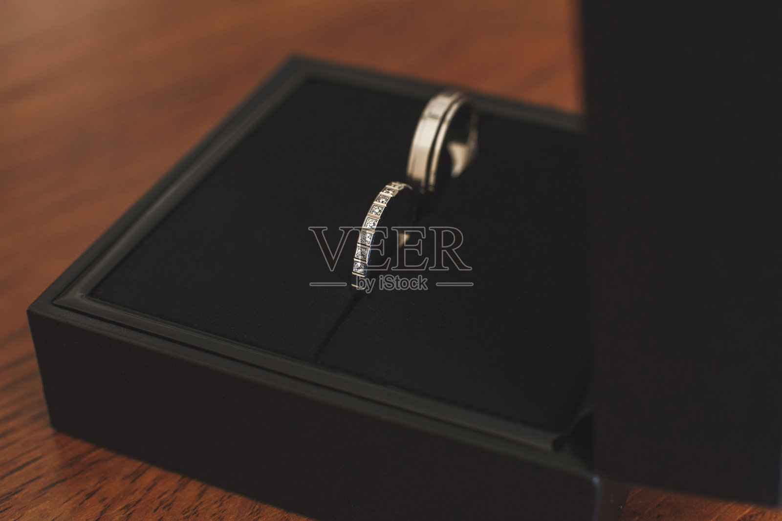 木制的订婚戒指。照片摄影图片