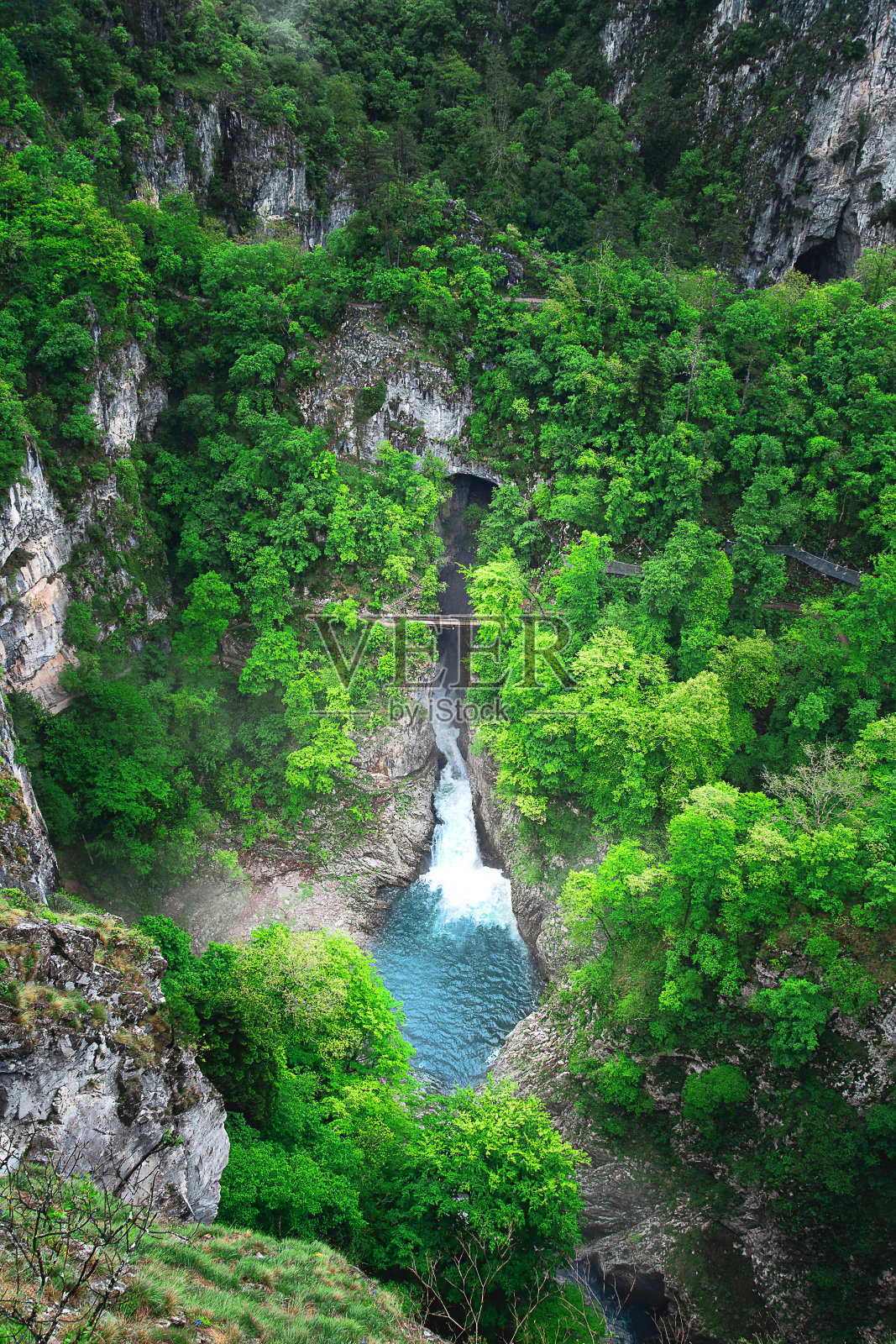 山洞里的观点。美丽的瀑布和瑞卡河。斯洛文尼亚的Skocjan洞穴。照片摄影图片