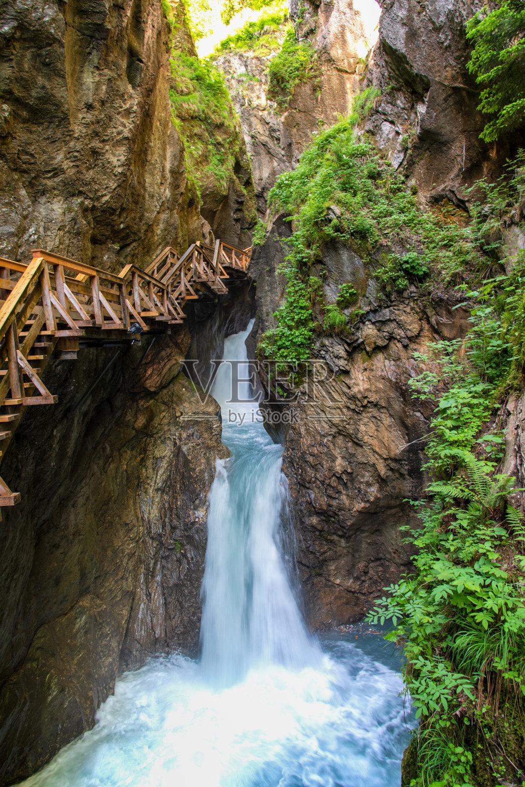 穿过峡谷照片摄影图片