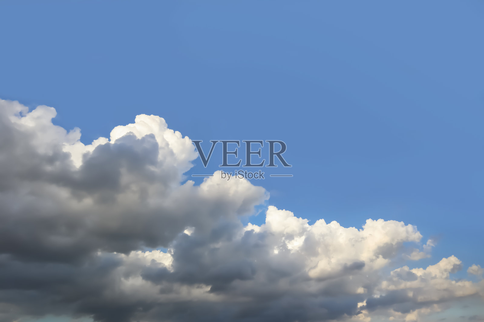 空中全景图像视图的白色柔软的云在晴朗的夏天蓝天照片摄影图片