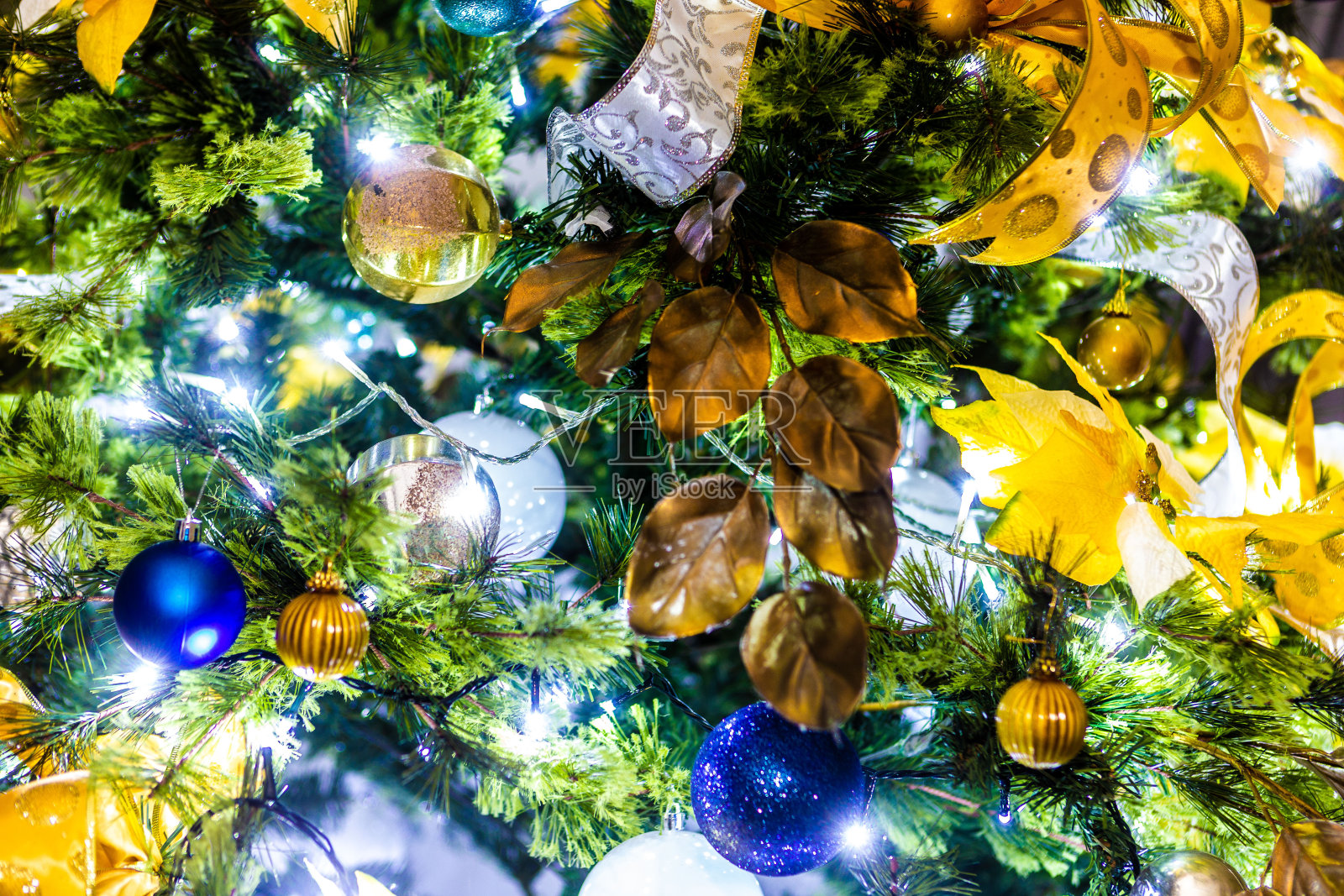 彩球和彩带装饰圣诞树照片摄影图片