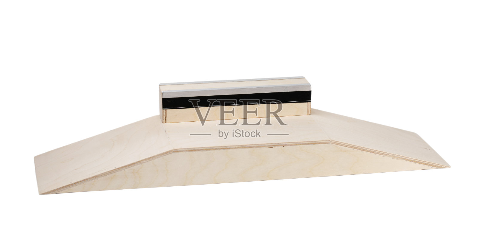 一个木制场景，有一个金属角在指板上滑冰，孤立在一个白色的背景照片摄影图片