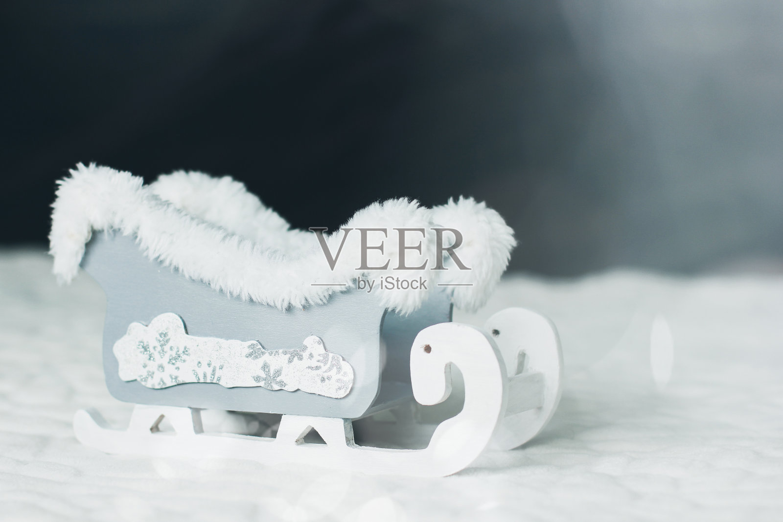 圣诞雪橇。圣诞老人的雪橇。小型木制雪橇。新年的装饰照片摄影图片