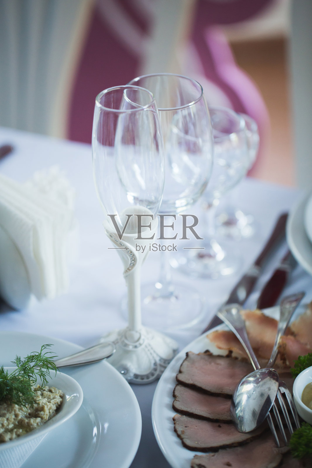 空杯子设置在餐厅照片摄影图片