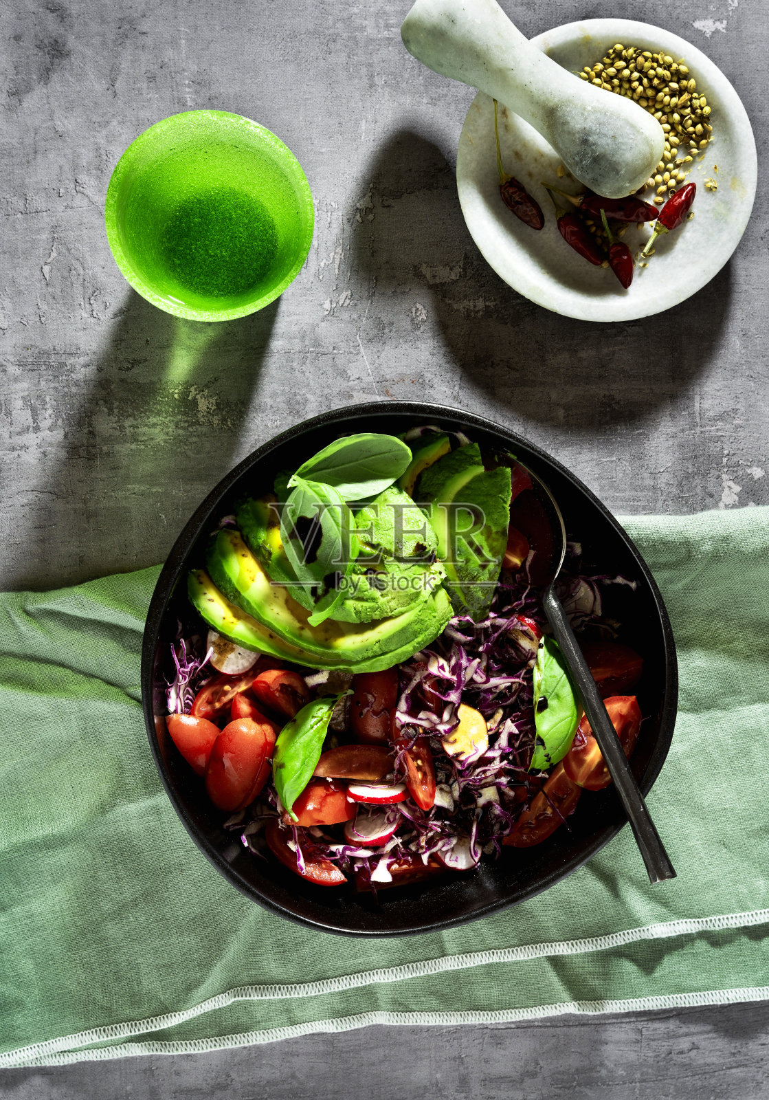 一盘新鲜的紫甘蓝、西红柿和鳄梨沙拉照片摄影图片