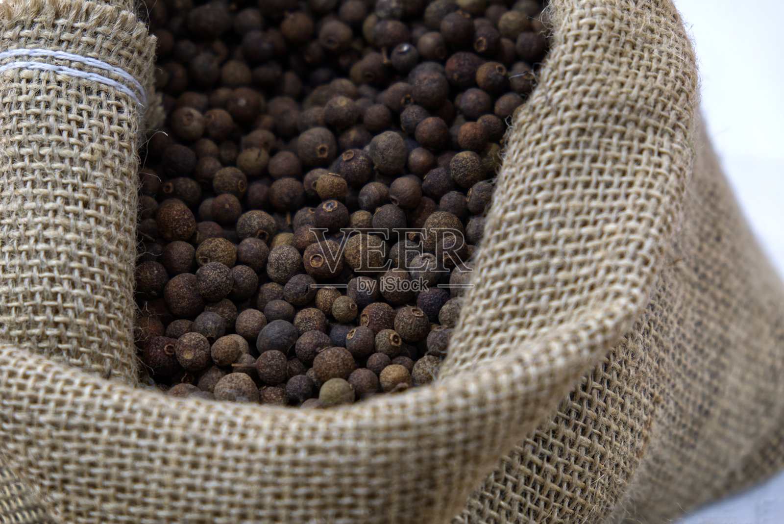 黄麻袋充满新鲜的黑胡椒粉浆果照片摄影图片