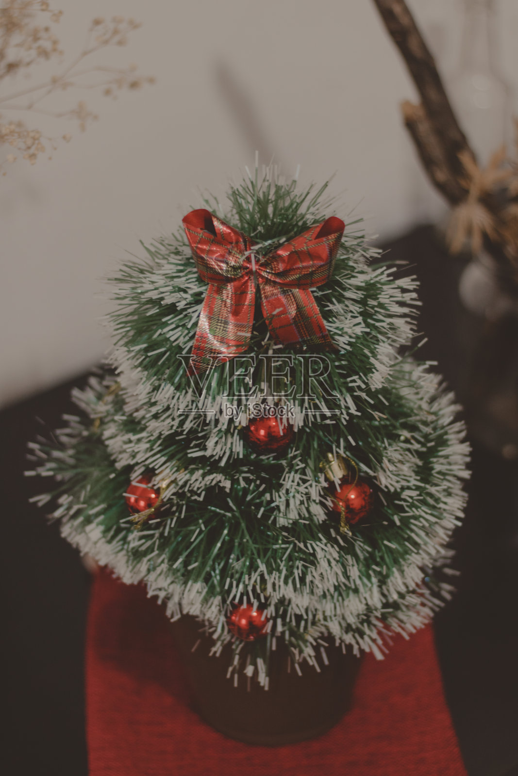 圣诞树向上向下看照片摄影图片