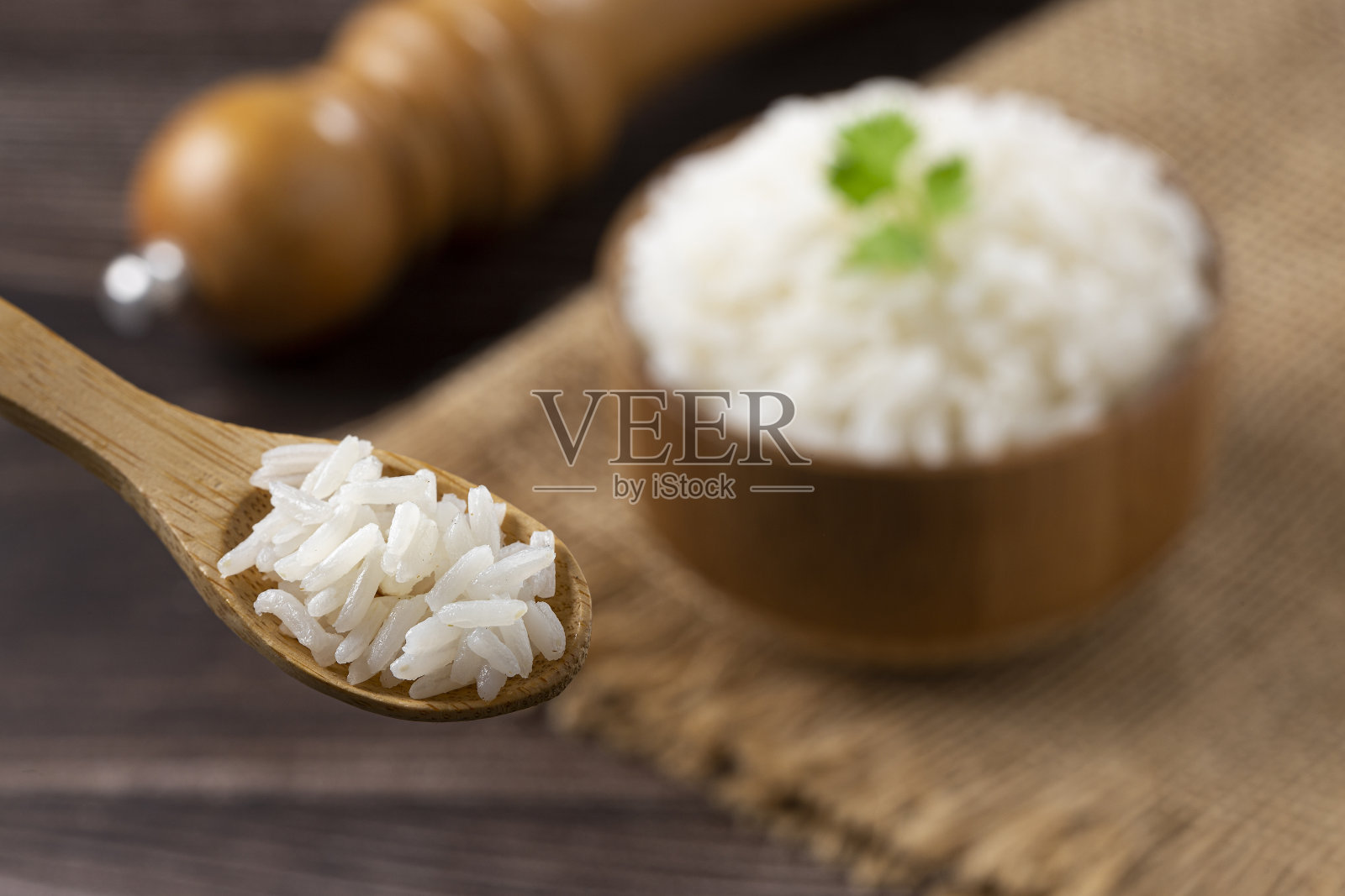 木勺饭。照片摄影图片