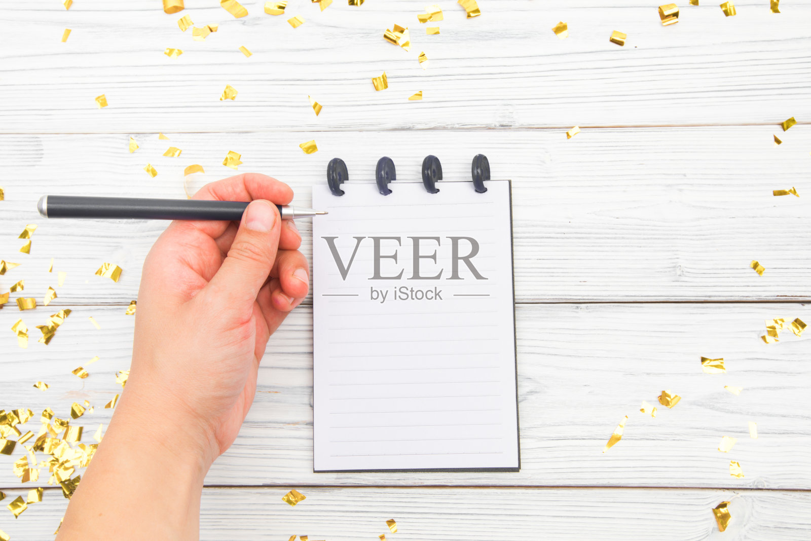 节日装饰和笔记本与愿望清单上的白色质朴的桌子，平铺风格。计划的概念。照片摄影图片