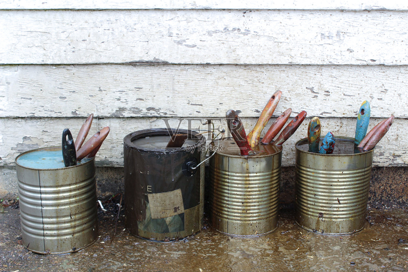 油漆刷浸泡在油漆罐里照片摄影图片