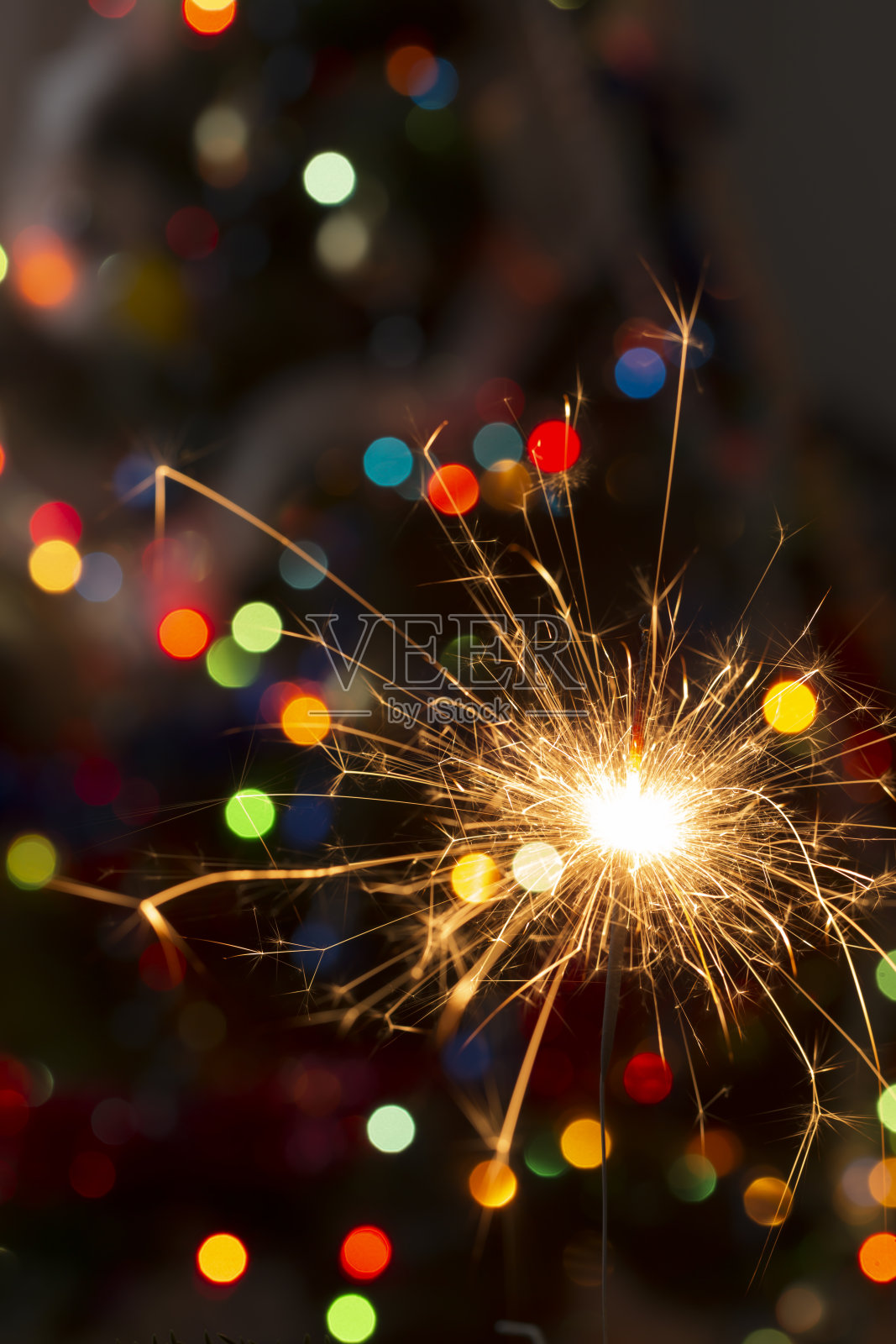 在散焦背景上燃烧的烟火照片摄影图片